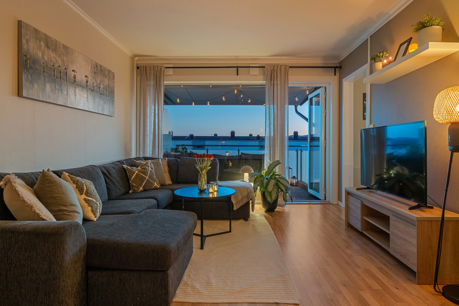 Leiligheten har en romslig stue på hele 22 kvm Galleribilde