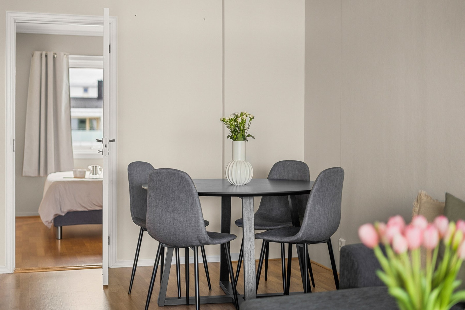 Her er det god plass til ønsket spisebord, hvor man kan nyte gode måltider i sosiale lag Galleribilde