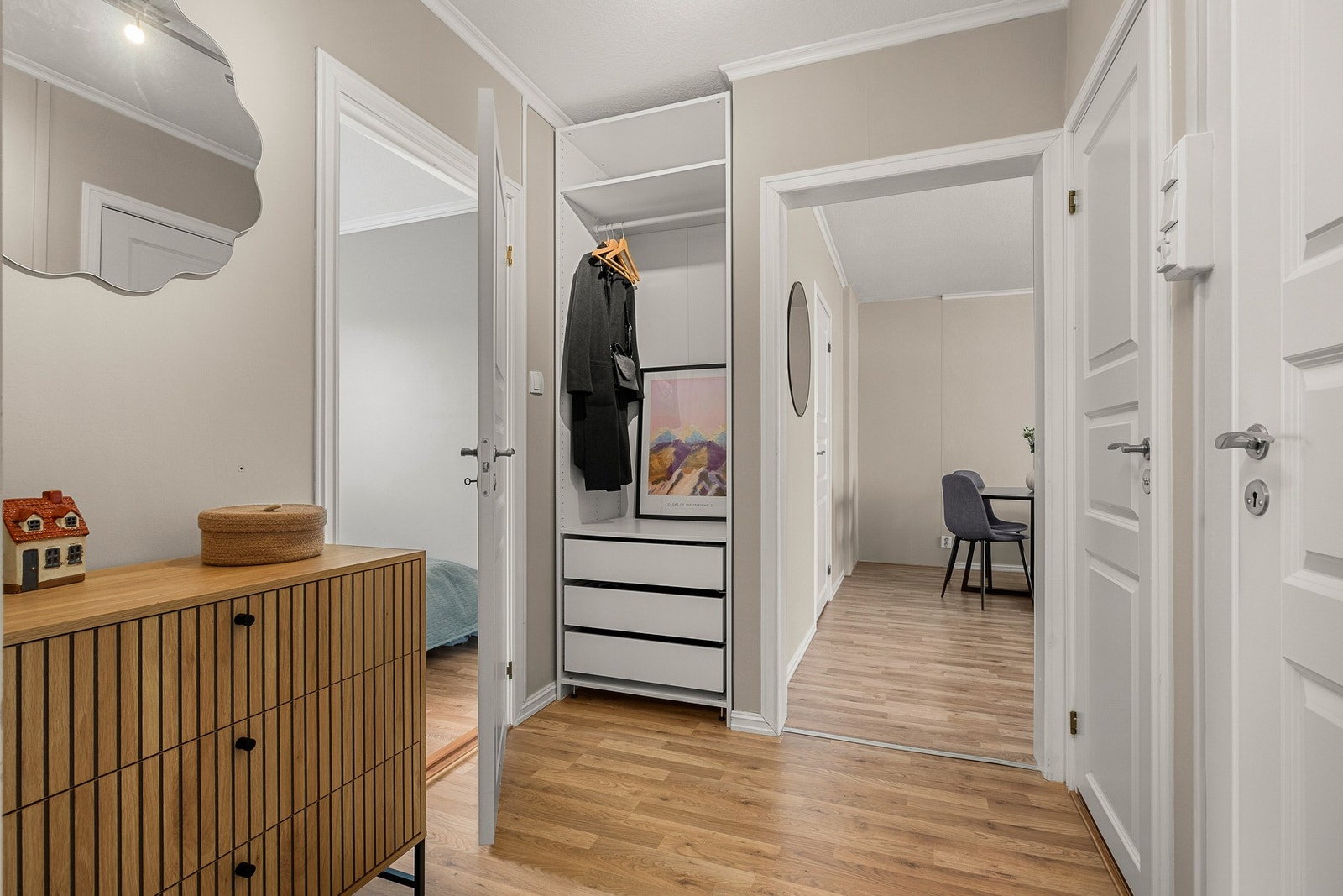 Inbydende entrè med plass til å henge fra seg sko og yttertøy Galleribilde