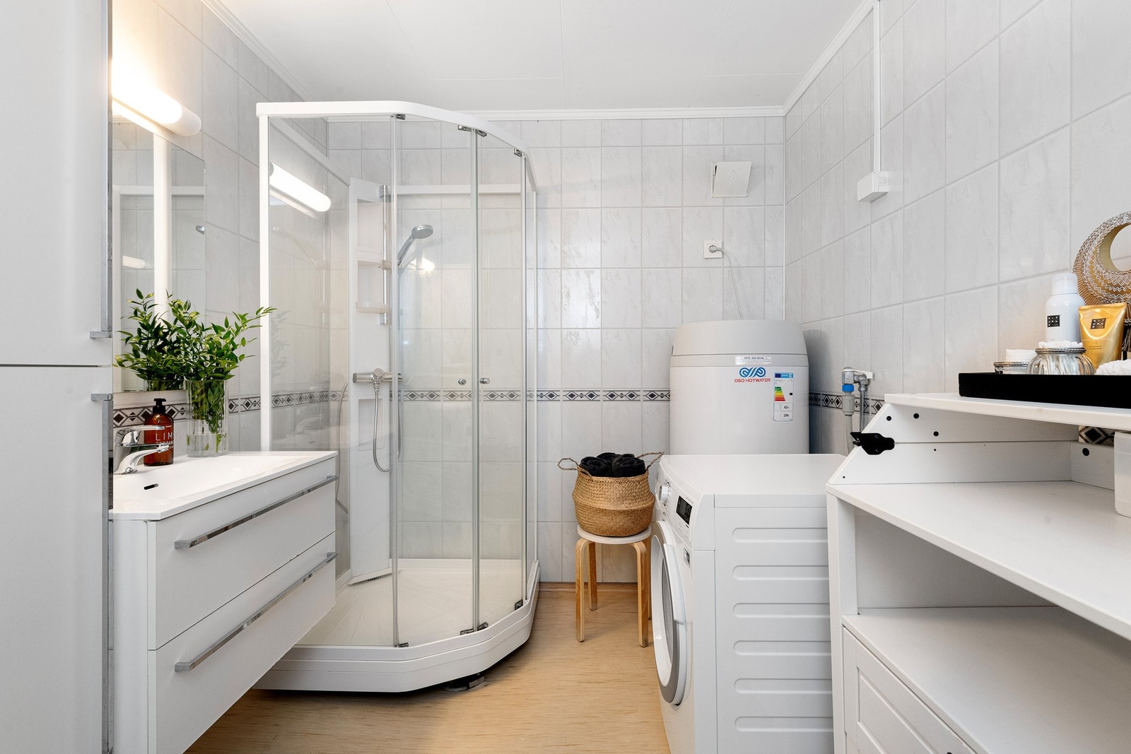 Stort bad med dusj og opplegg for vaskemaskin. Galleribilde