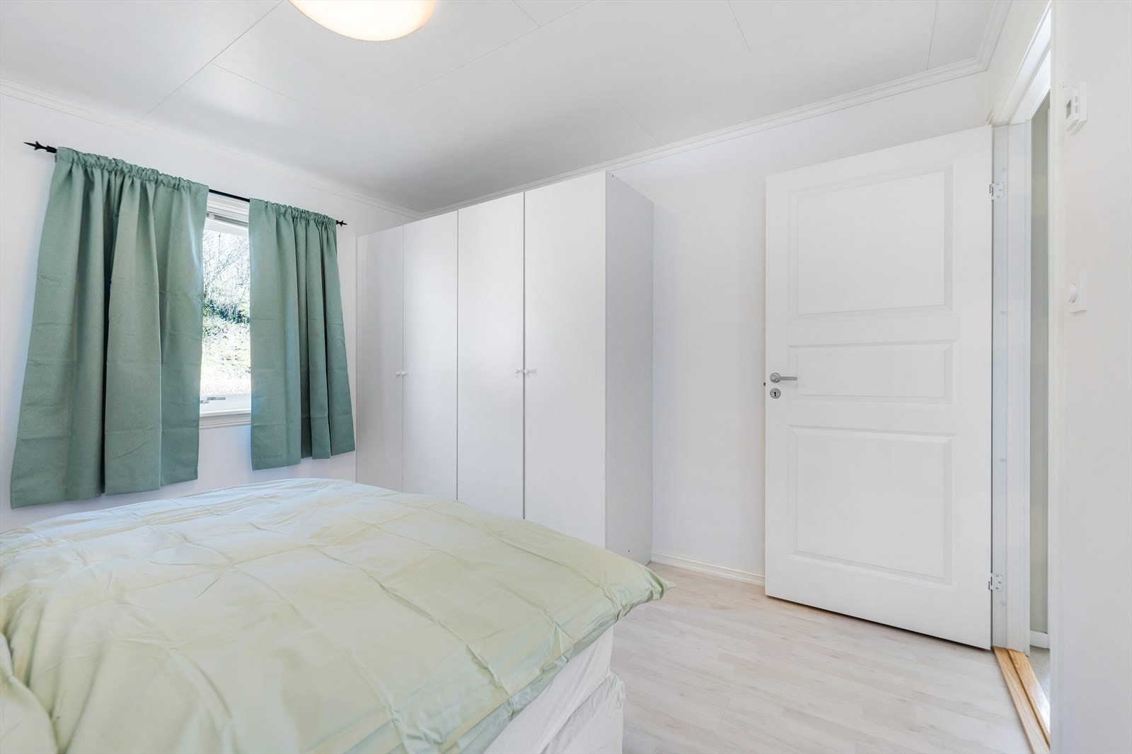 God plass for garderobeskap. Galleribilde
