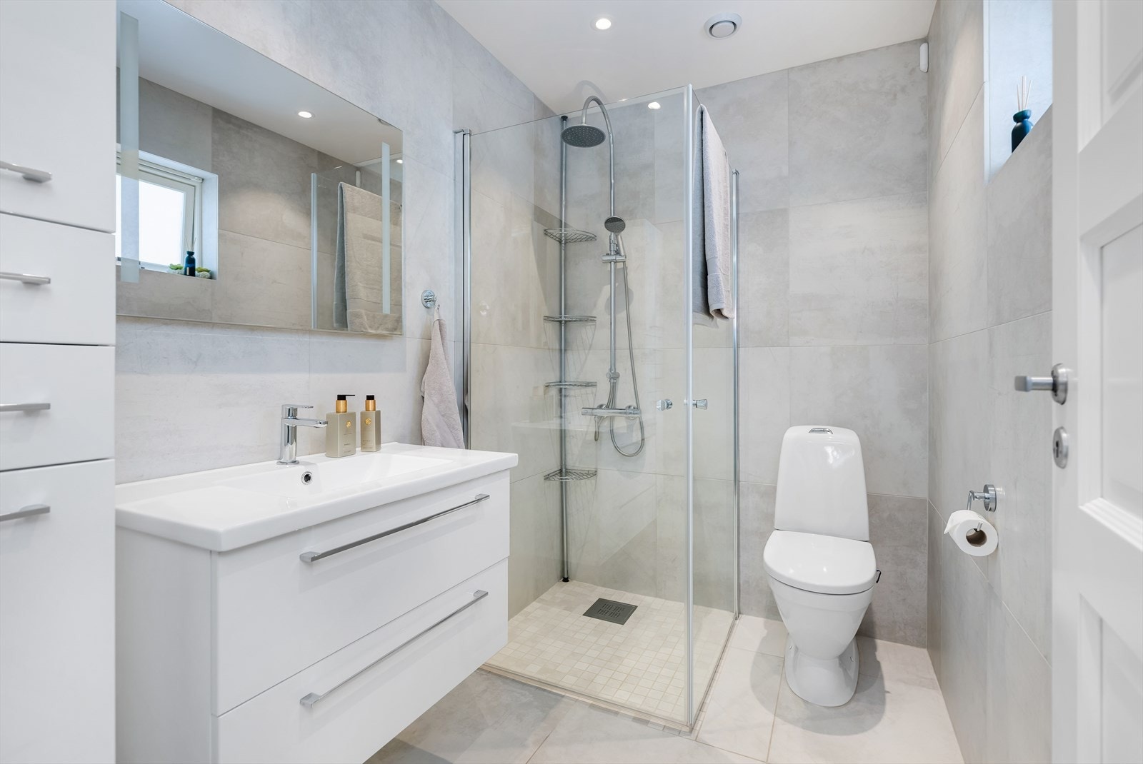 Badet i hovedetasjen er helfliset og lekkert, med innerdning som frittstående wc, dusjhjørne, servantinnredning med skuffer og skap. Galleribilde