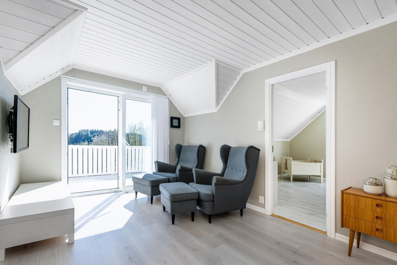 I overetasjen kommer man rett opp i loftstuen, hvor man har god plass for sittegruppe og tv-møbelement. Galleribilde