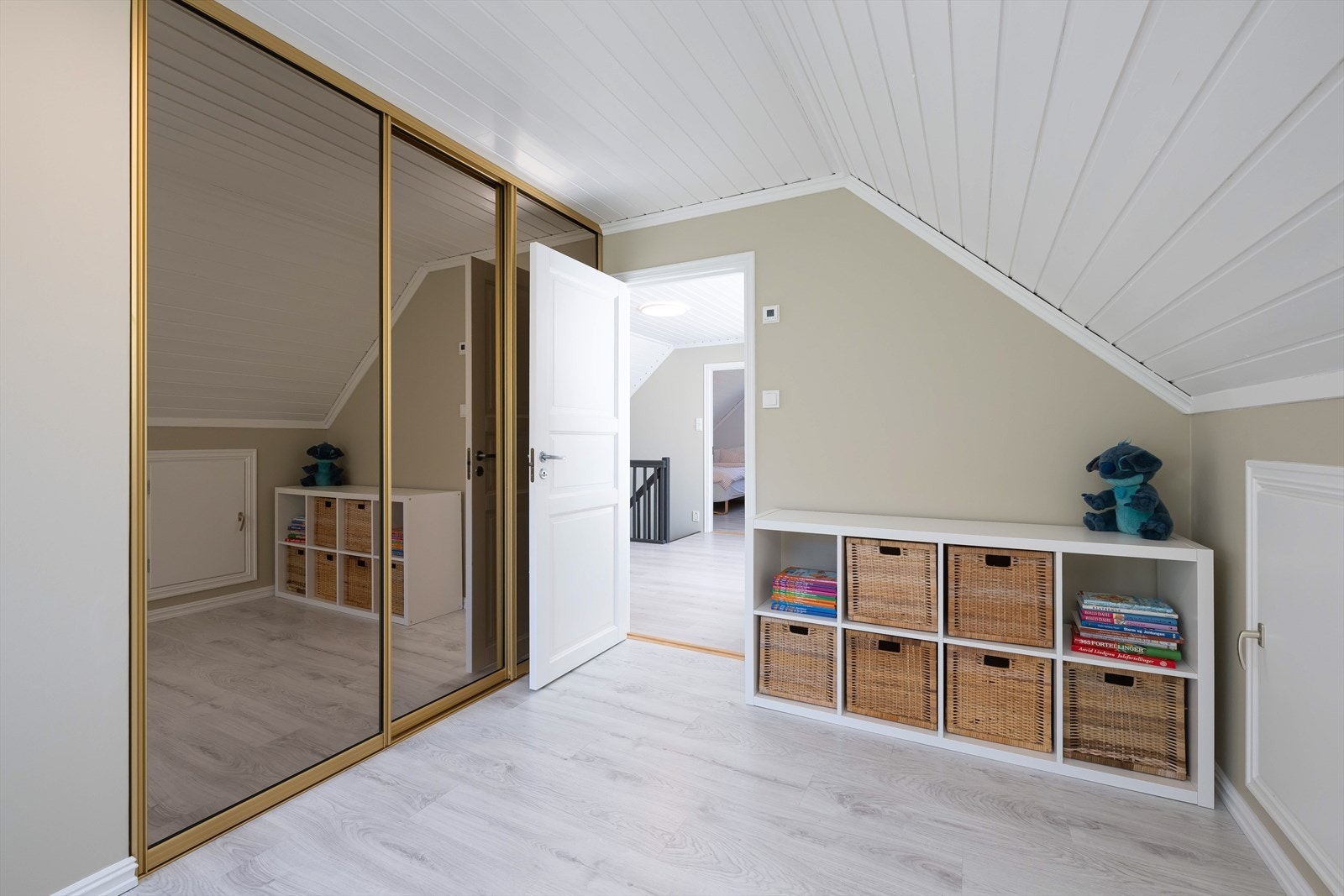 God plass for seng, garderobe og barnelek. Galleribilde