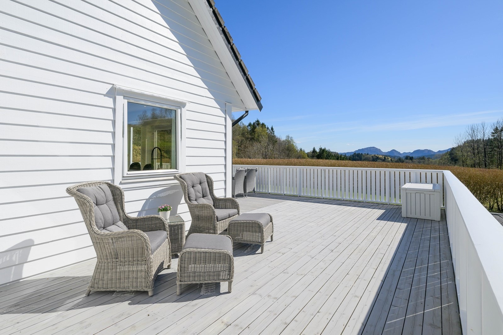 Terrassen slynger seg rundt huset, slik at man får med seg solen hele dagen. Galleribilde
