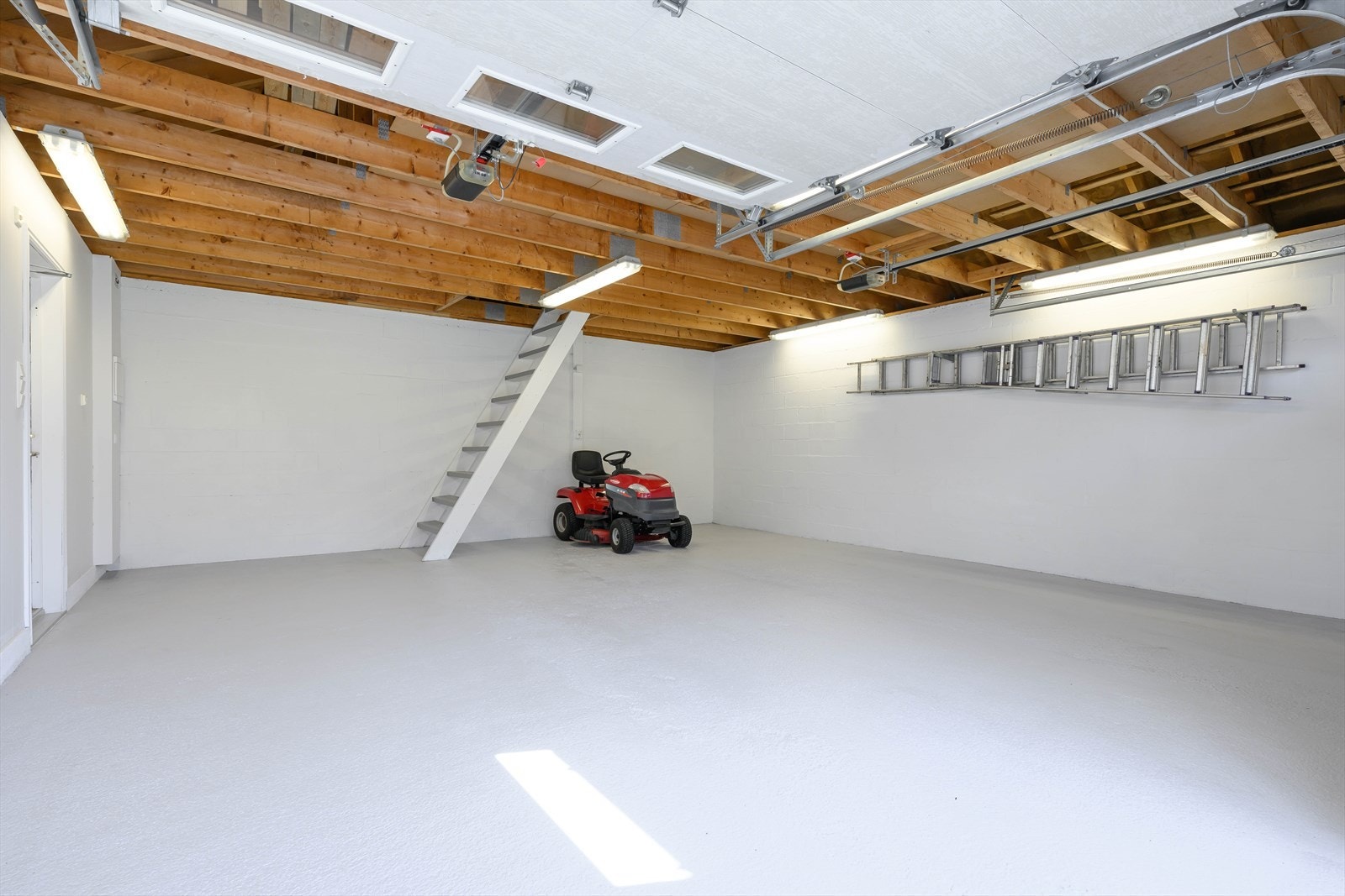 Her er det rikelig med plass for 2 biler og oppbevaring. Galleribilde