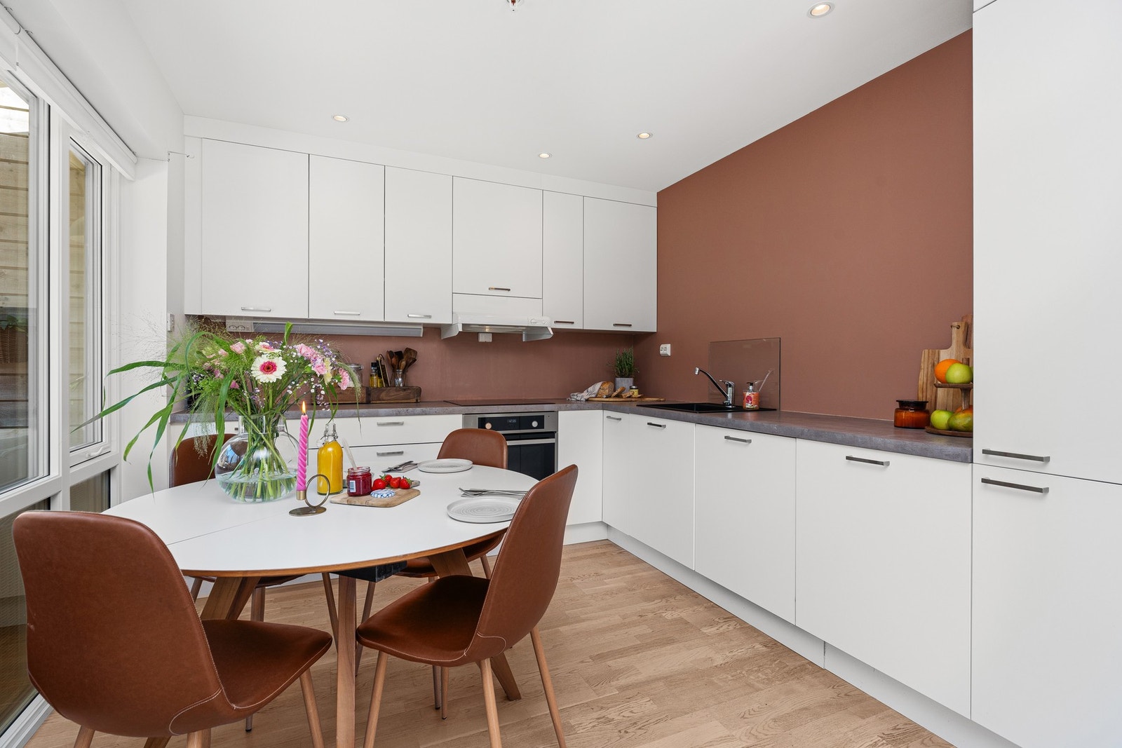 - Fin belysning i tak med downlights - Galleribilde