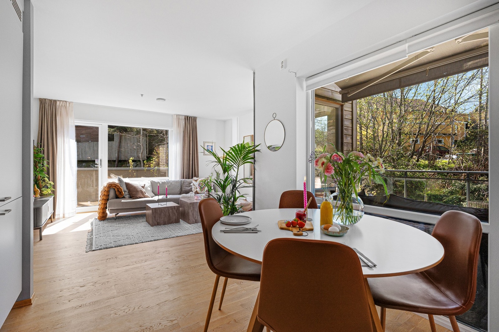 - Hyggelig spiseplass ved vinduet, hvor både frokost og middag kan nytes - Galleribilde