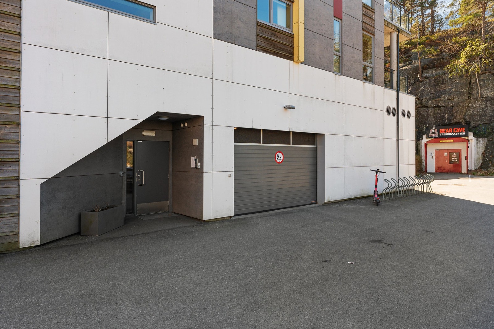 - Hovedinngang og garasjeport til garasjekjelleren - Galleribilde