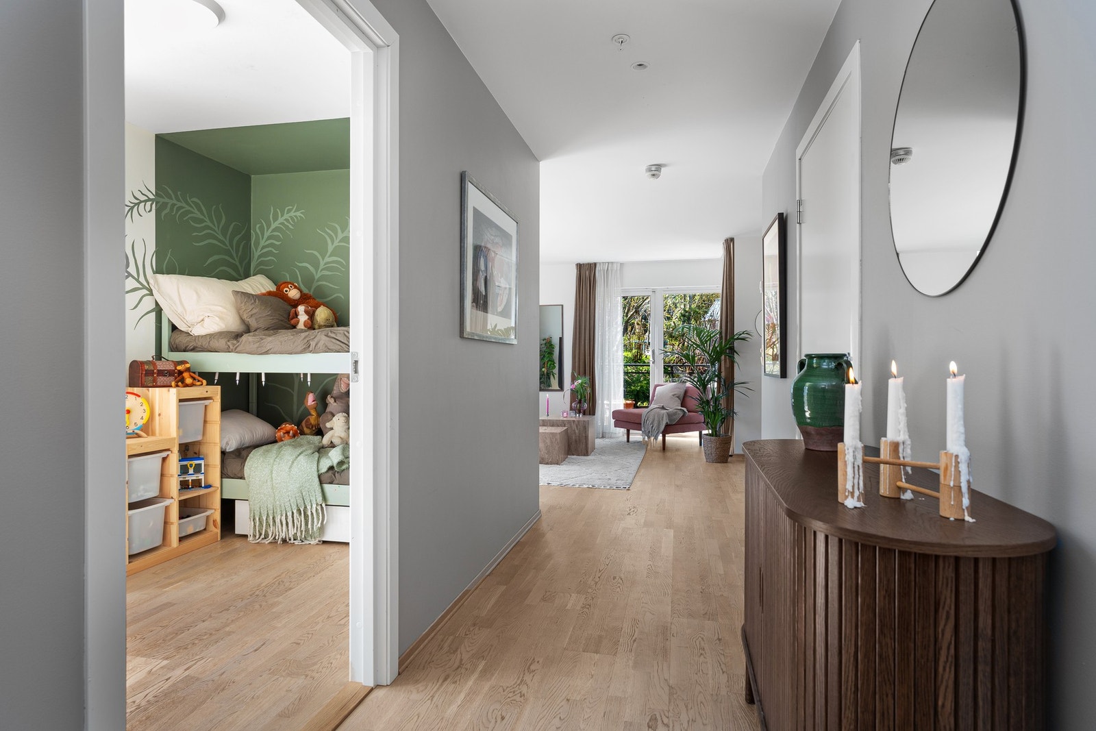 - Innbydende førsteinntrykk med moderne fargevalg på overflater | Pent parkettgulv og spotter med downlights i tak - Galleribilde
