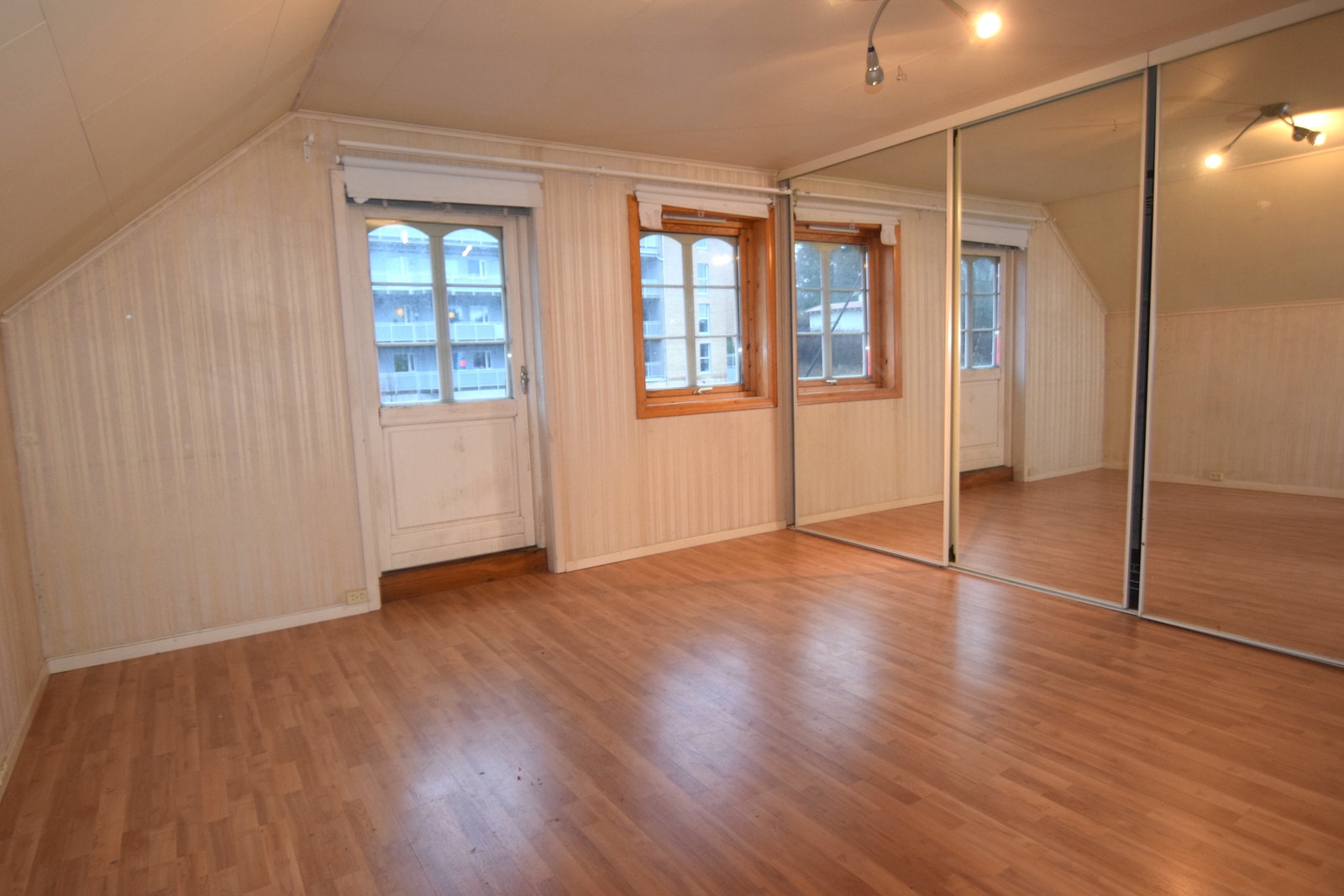 Soverom med skyvedørsgarderobe. Galleribilde