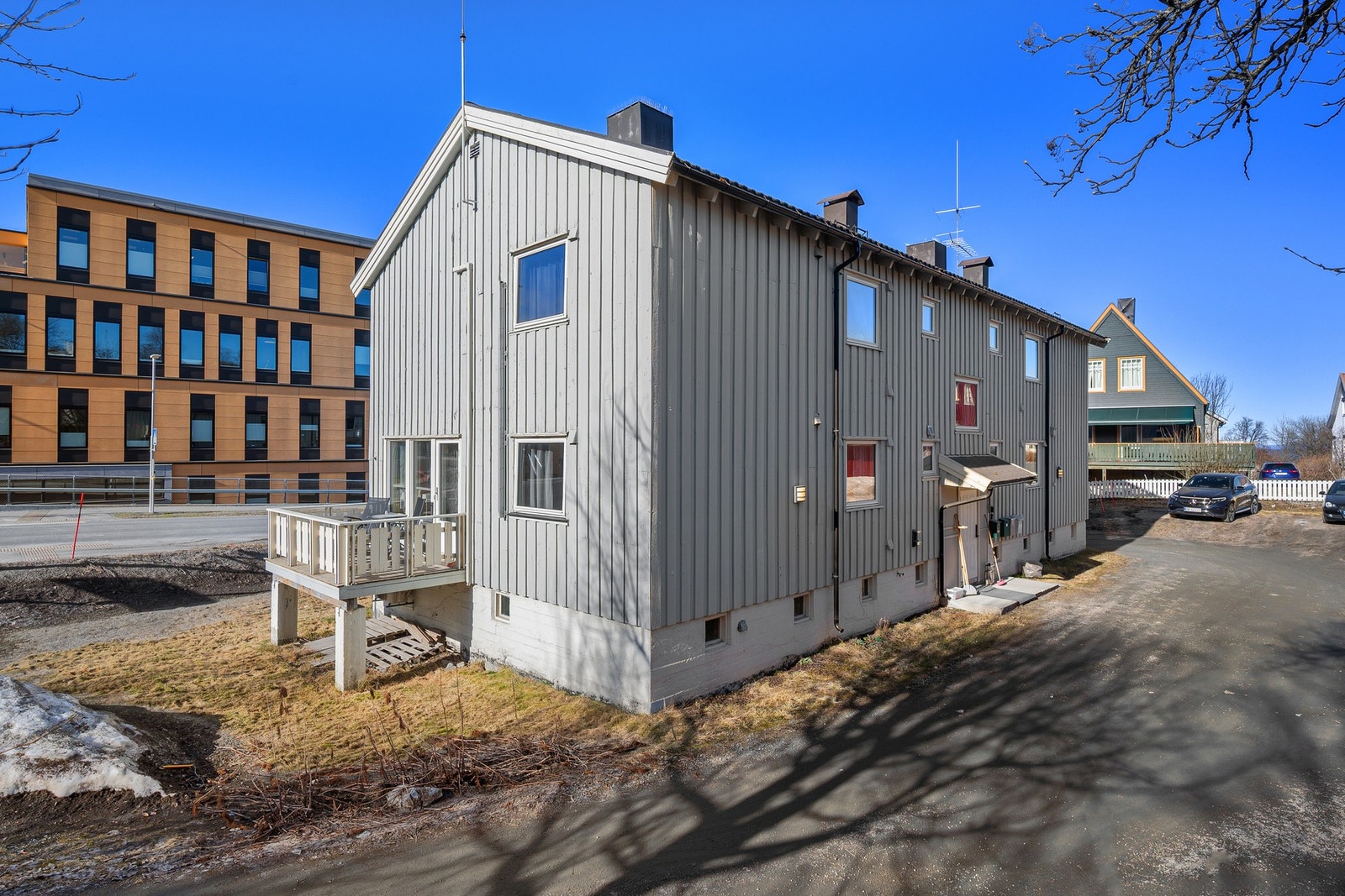 Sykehus rett på andre siden av gata, i tillegg bussholdeplass rett ved som tar deg raskt fra A til B Galleribilde