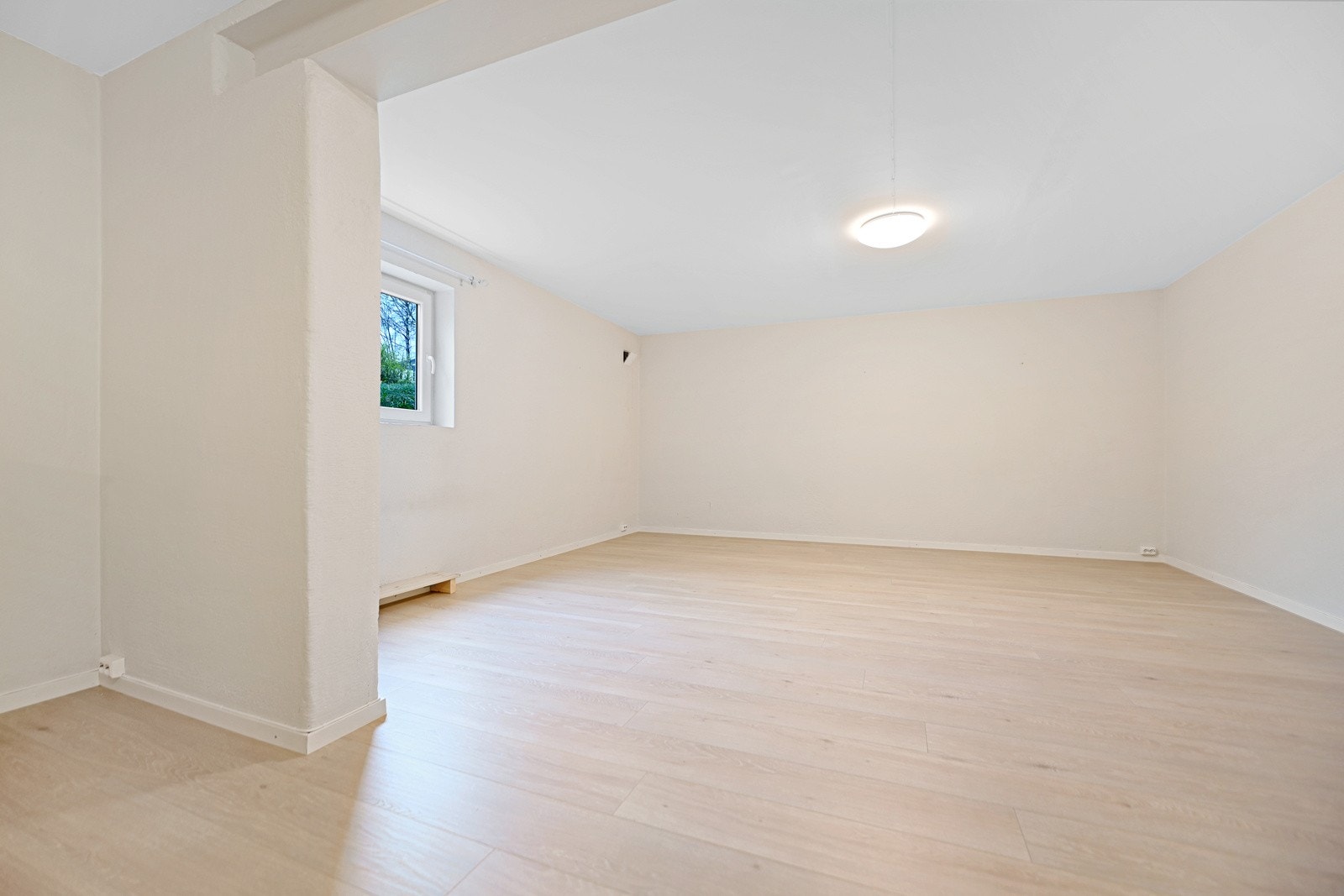 I underetasjen finner du en stor stue som gir ekstra fleksibilite, perfekt som ungdomsrom, TV-stue, hobbyrom eller hjemmekino. Galleribilde