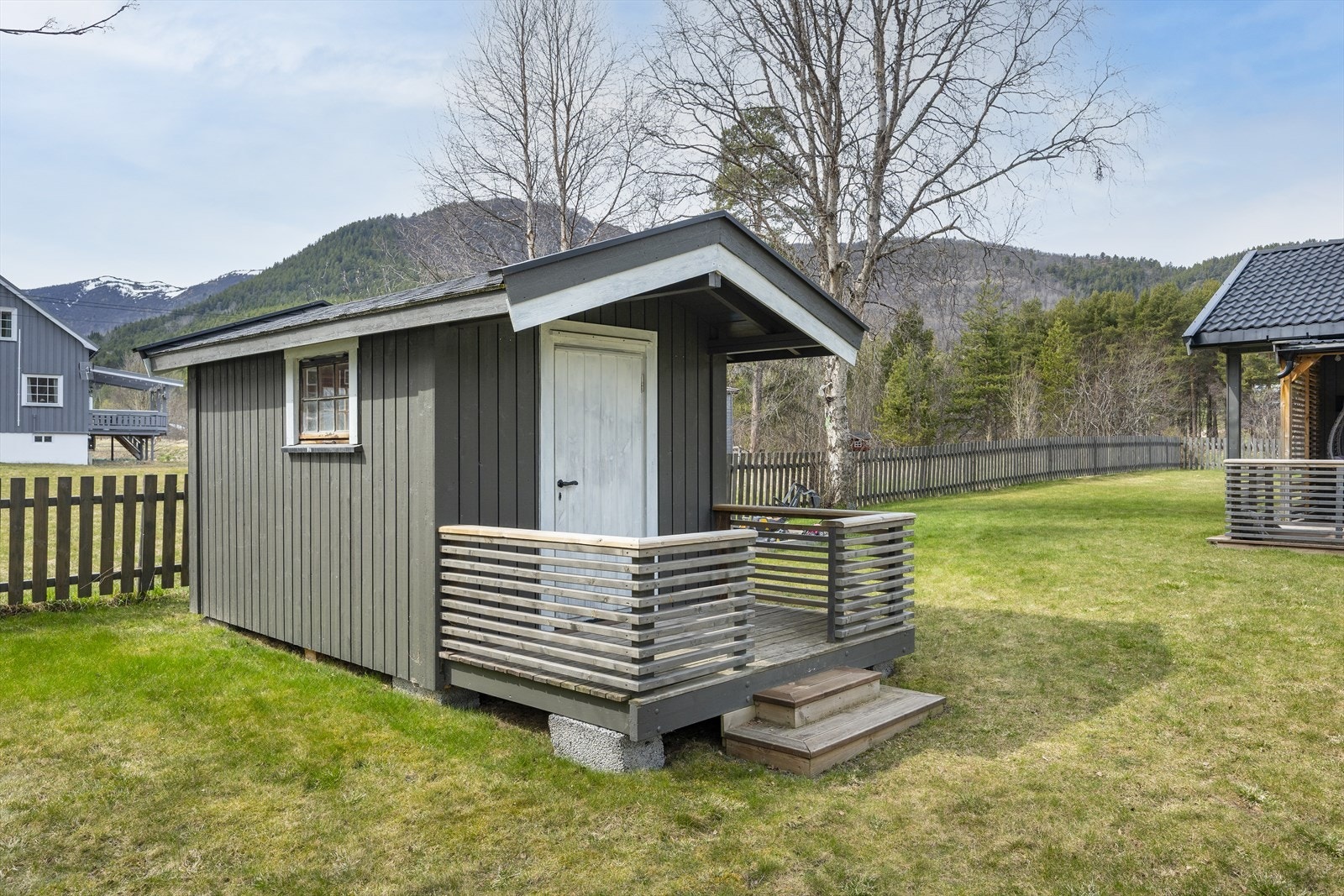 I tillegg består eiendommen av en lekestue, og det er anlagt sandkasse. Galleribilde