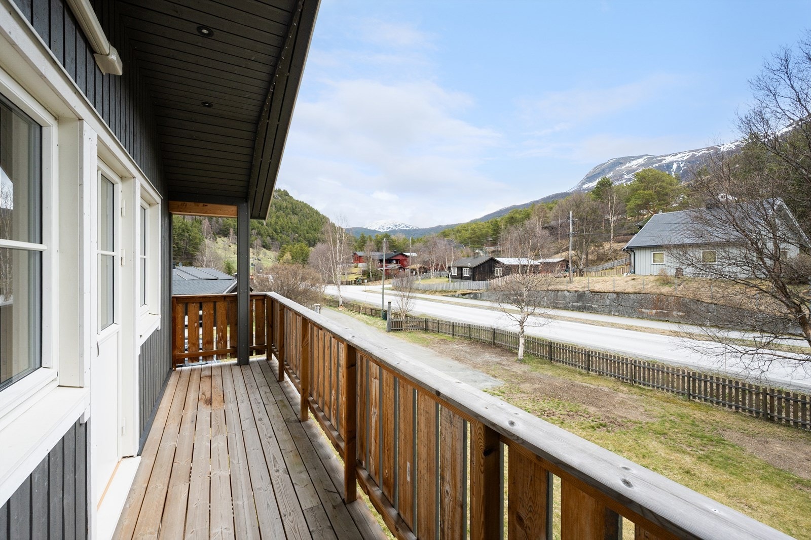 Fra balkongen er det fin utsikt mot nærområdet, og man kan skimte de nærliggende fjellområdene. Galleribilde