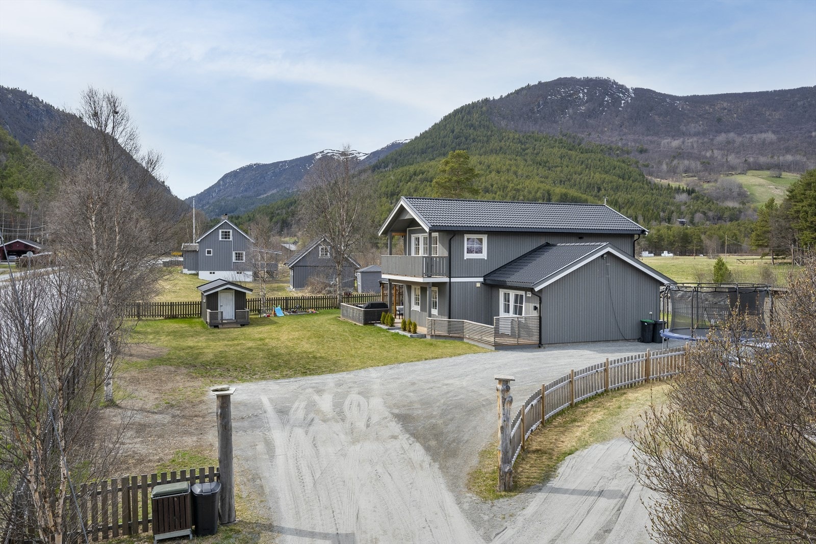 Boligen ligger på Leirmo i Bøverdalen. Fra eiendommen har man kort avstand til forskjellige naturopplevelser. Galleribilde