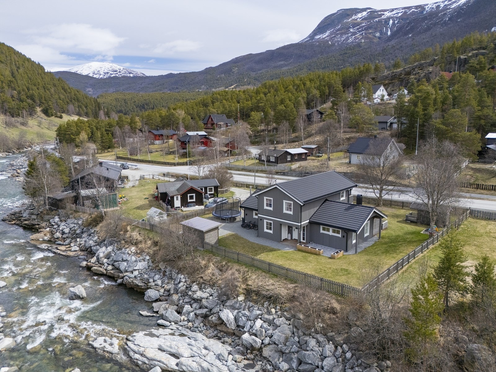 Elven Leira renner forbi på baksiden av eiendommen. Galleribilde