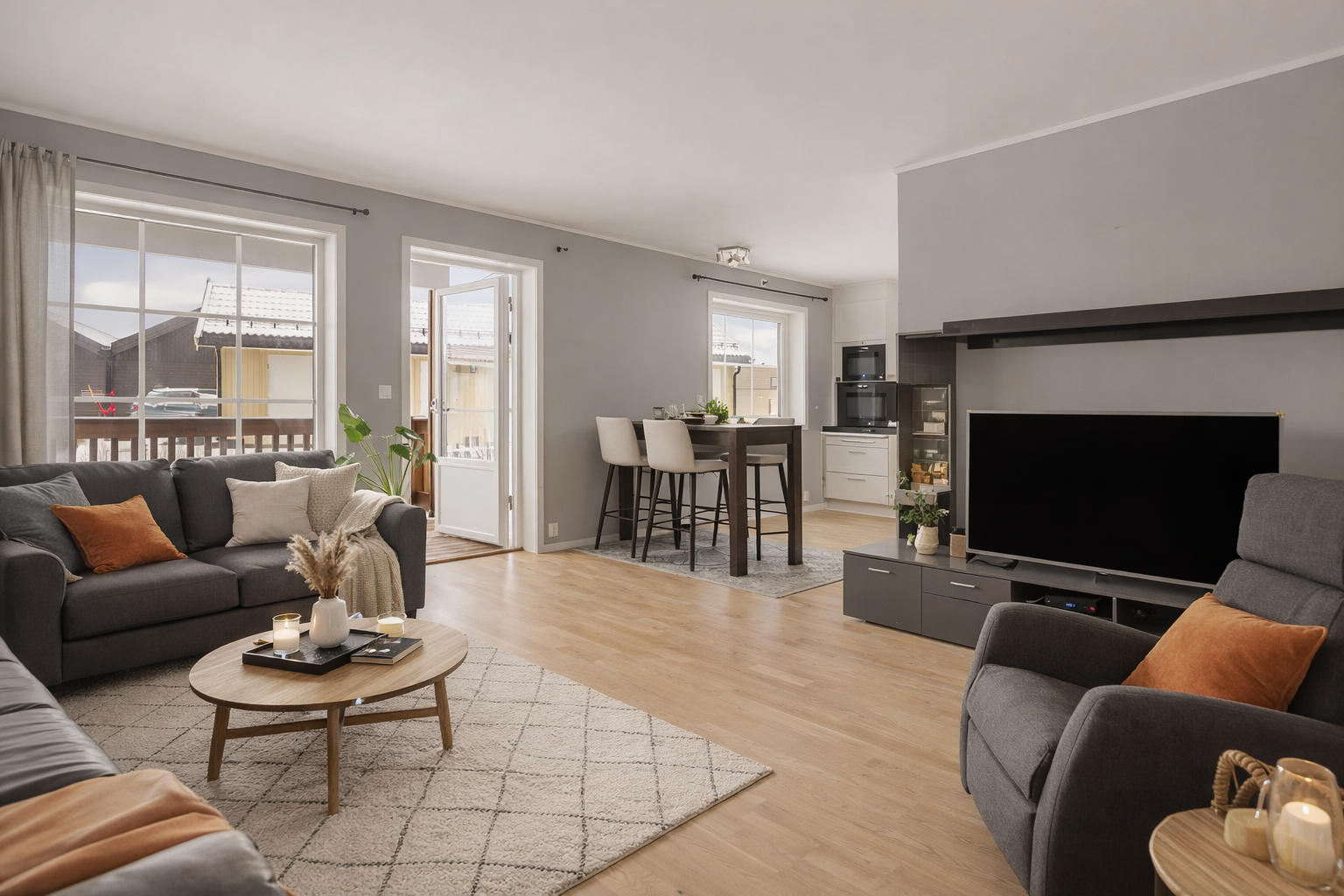 Stuen er romslig, det er plass for både spisebord og sofamøblement. Bildet er innredet ved hjelp av KI-verktøy. Galleribilde