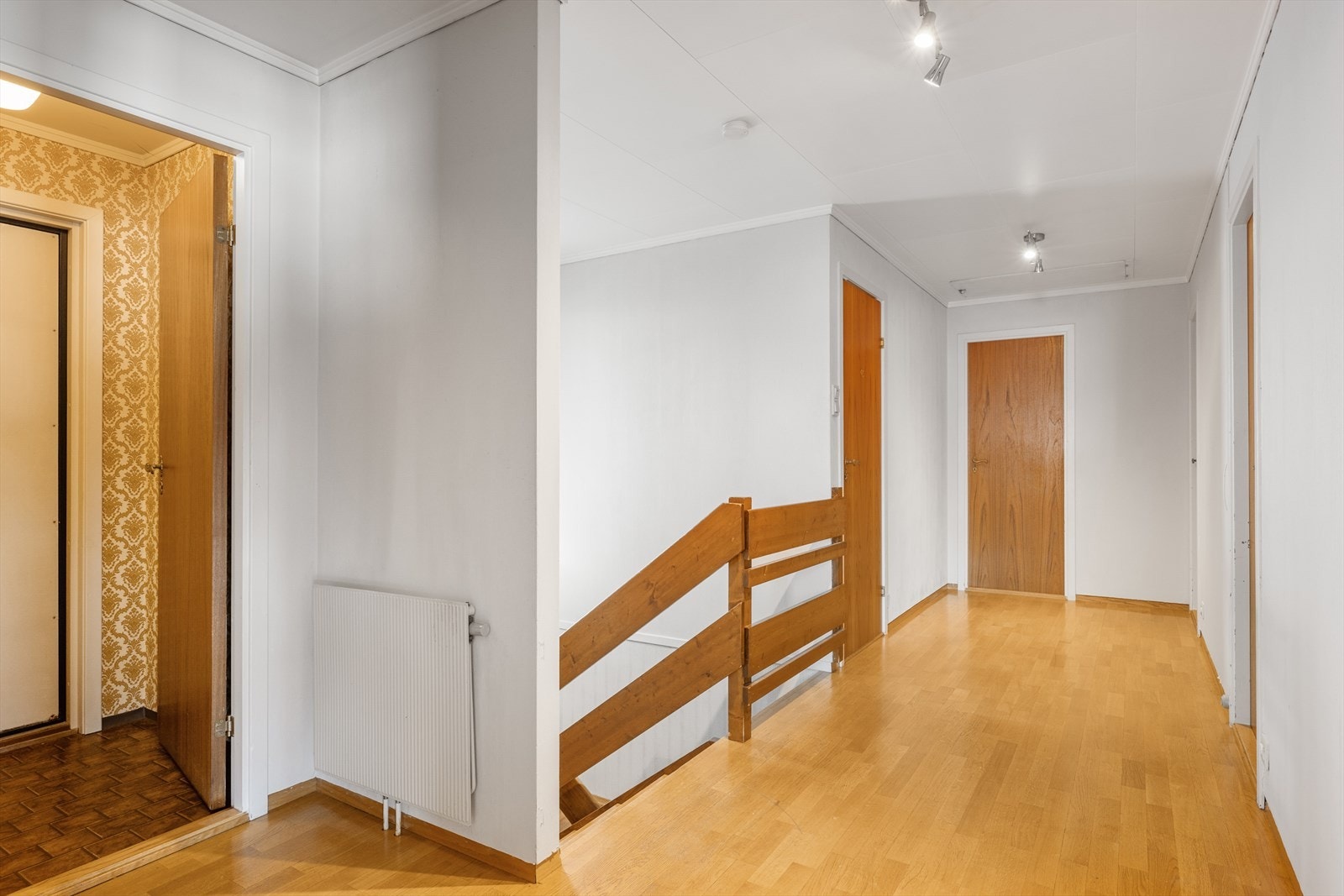 Fra gangen er det dør inn til kjøkken, stue, 3 soverom og bad. Galleribilde