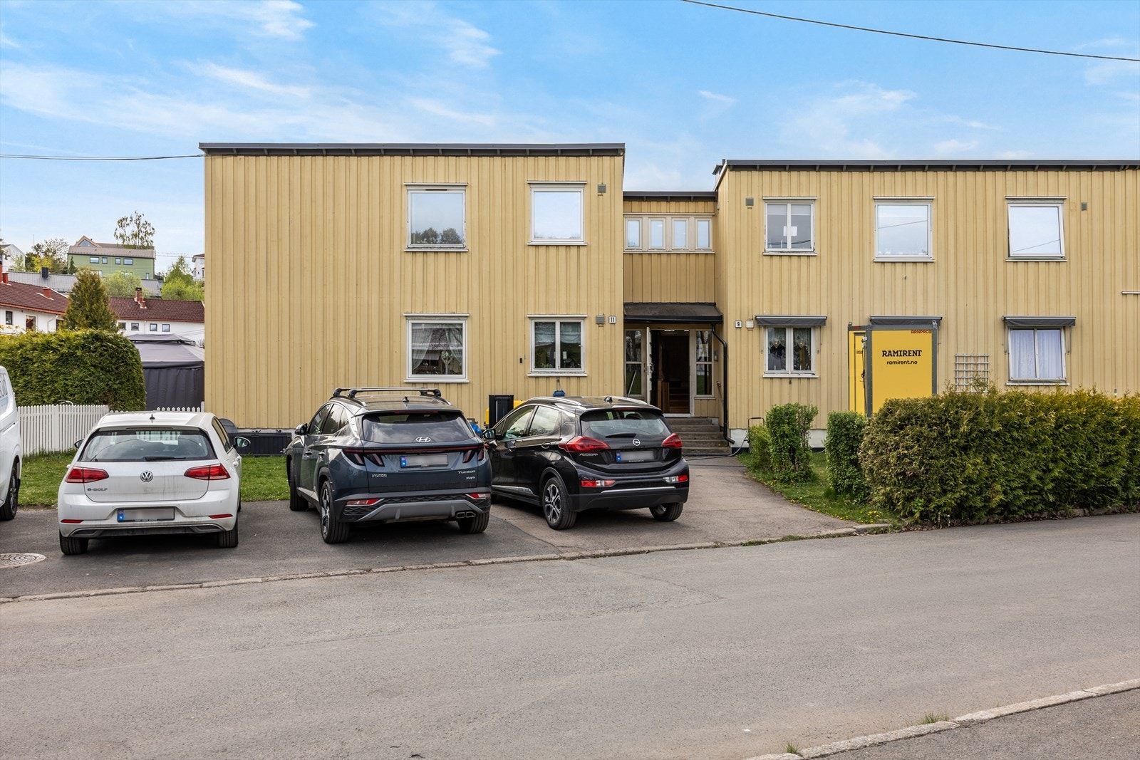 Boligen disponerer en parkeringsplass på felles biloppstillingsplass rett utenfor, muligheter for å etablere elbillader om ønskelig. Galleribilde