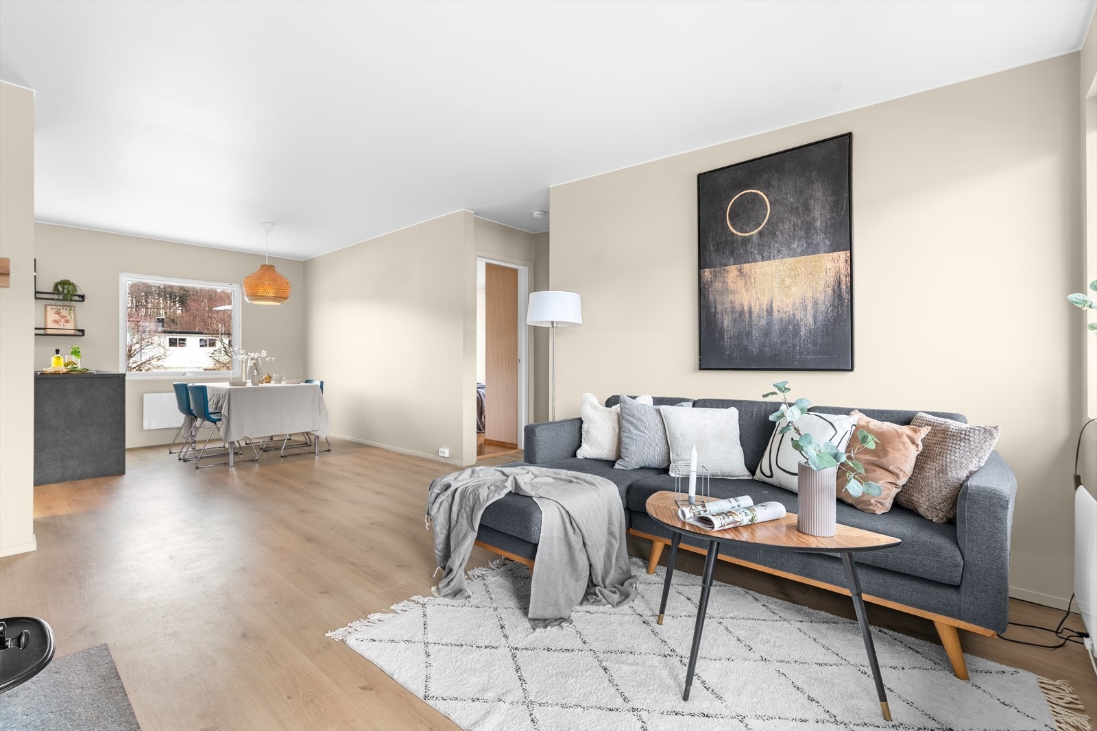 Moderne åpen løsning som er innredet med både sofa- og spisegruppe, her kan du invitere venner og familie på hyggelige middagsselskaper. Galleribilde