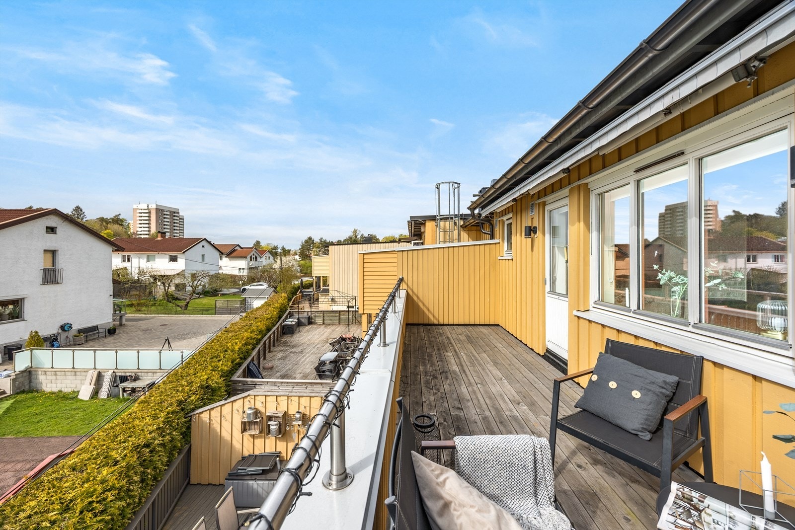 Uteplassen fungerer som en forlengelse av stuen i sommerhalvåret. Galleribilde