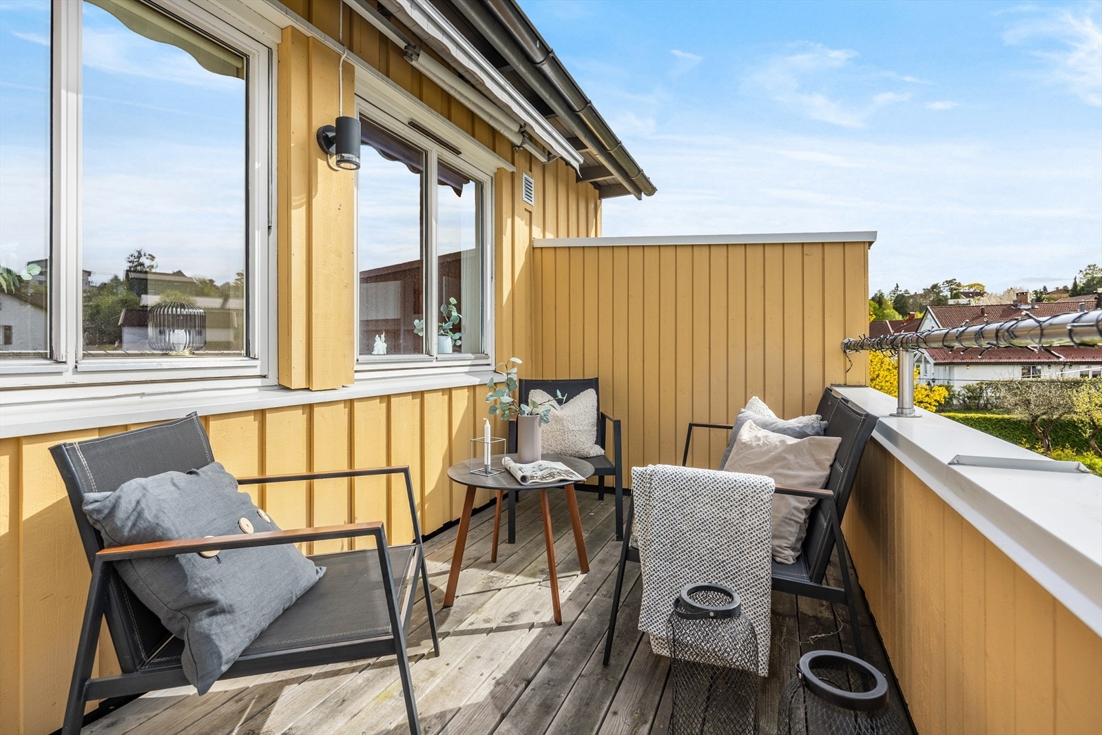 Dette er en gjennomgående topp- og endeleilighet i en firemannsbolig på Manglerud. Galleribilde