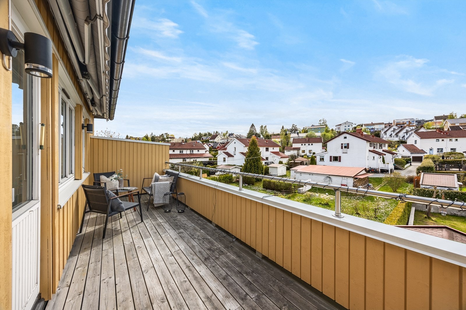 Utgang fra stue til en 13 m² vestvendt veranda med tidlig ettermiddags- og kveldssol. Galleribilde
