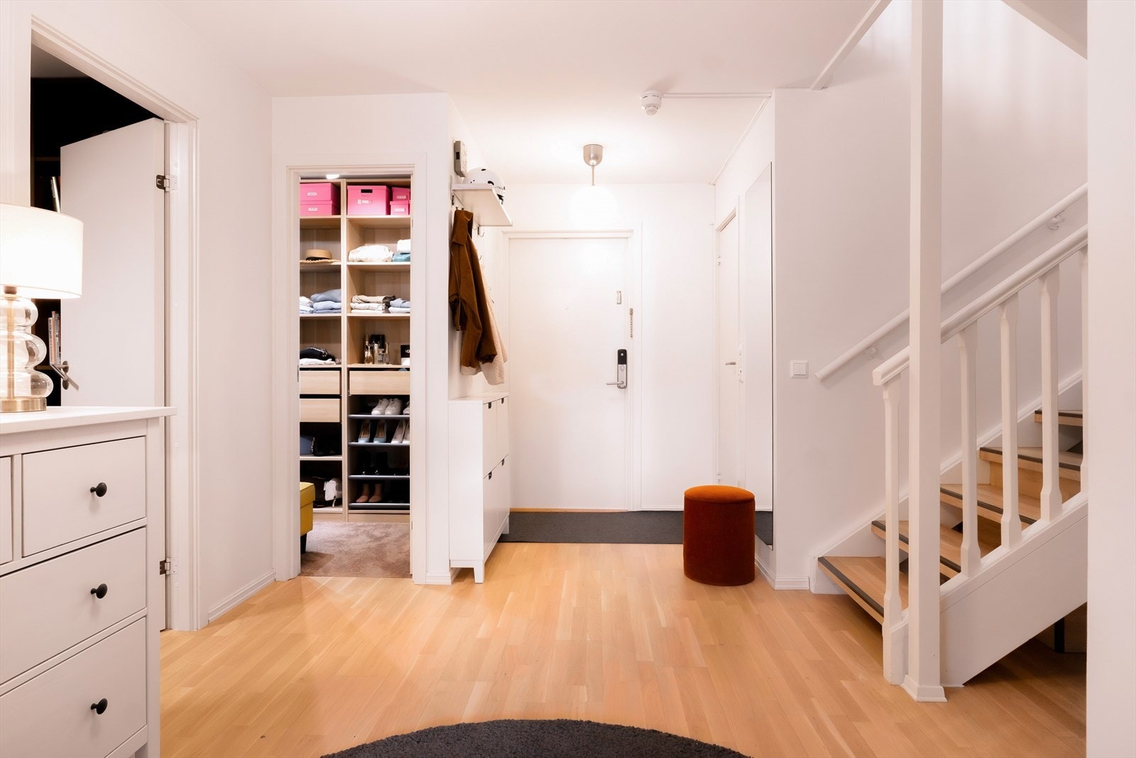 Lys og innbydende entré med praktisk oppbevaring i eget walk-in garderobe. Stilrene overflater og romslig entré gir et hyggelig førsteinntrykk av boligen Galleribilde