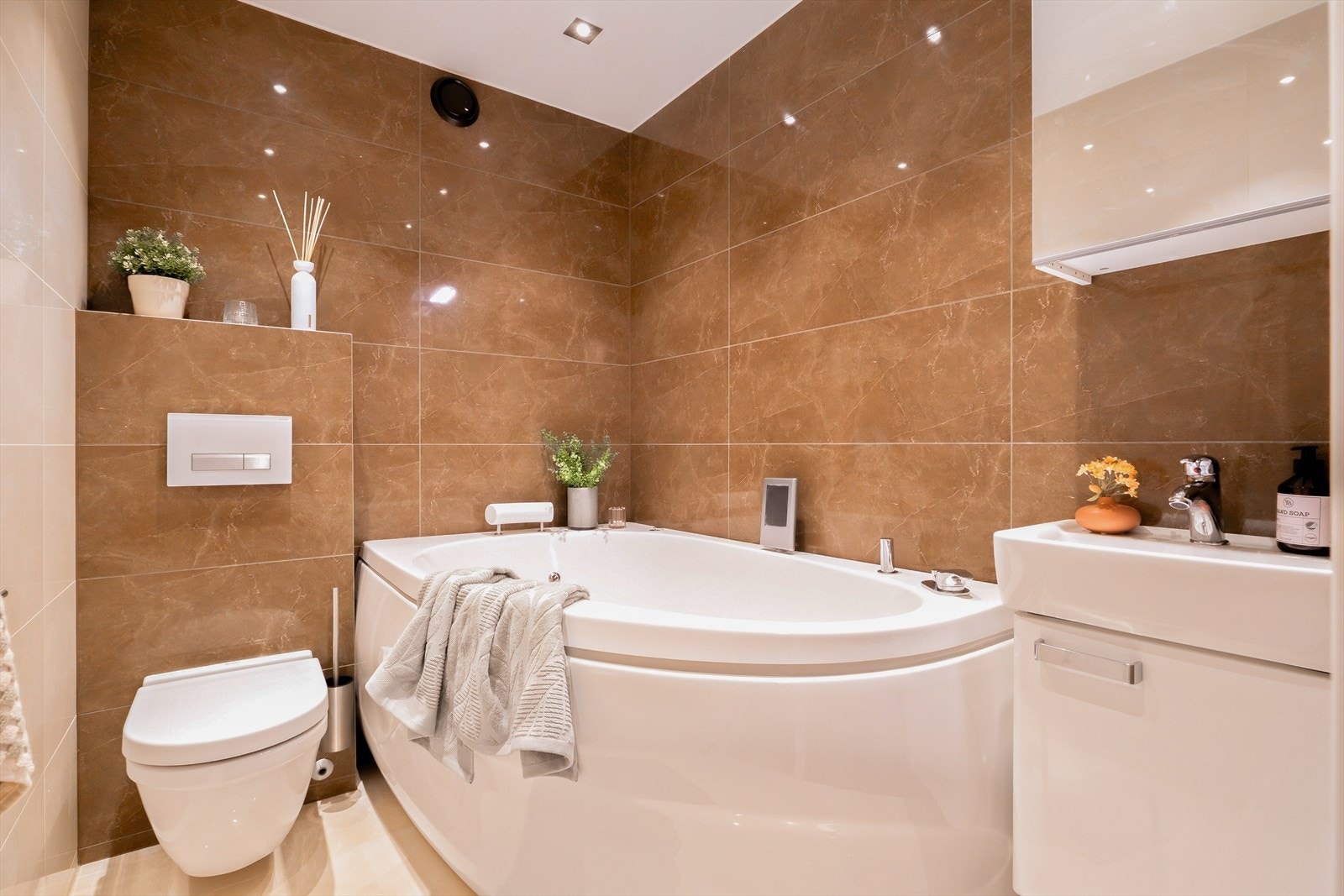 Unn deg hverdags luksus i dette innbydende badet! Med et moderne boblebad, elegante fliser og et moderne vegghengt toalett, er dette rommet designet for avslapning Galleribilde