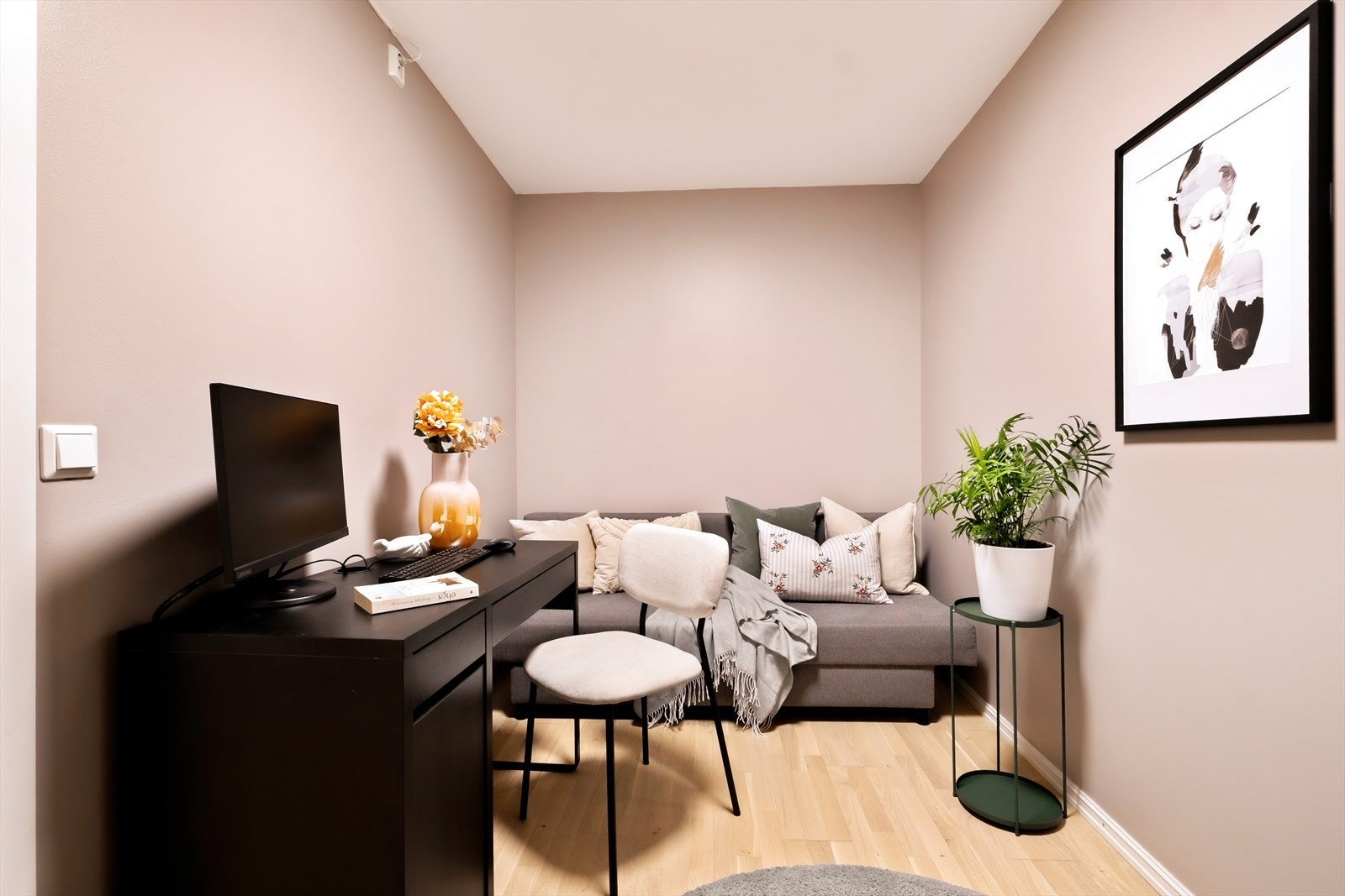 Dette rommet tilbyr stor fleksibilitet i hverdagen. Med dagens innredning fungerer det utmerket som en rolig arbeidsstasjon med plass til både skrivebord og en behagelig sofa for pauser. De nøytrale veggfargene gir et lunt og konsentrert uttrykk Galleribilde