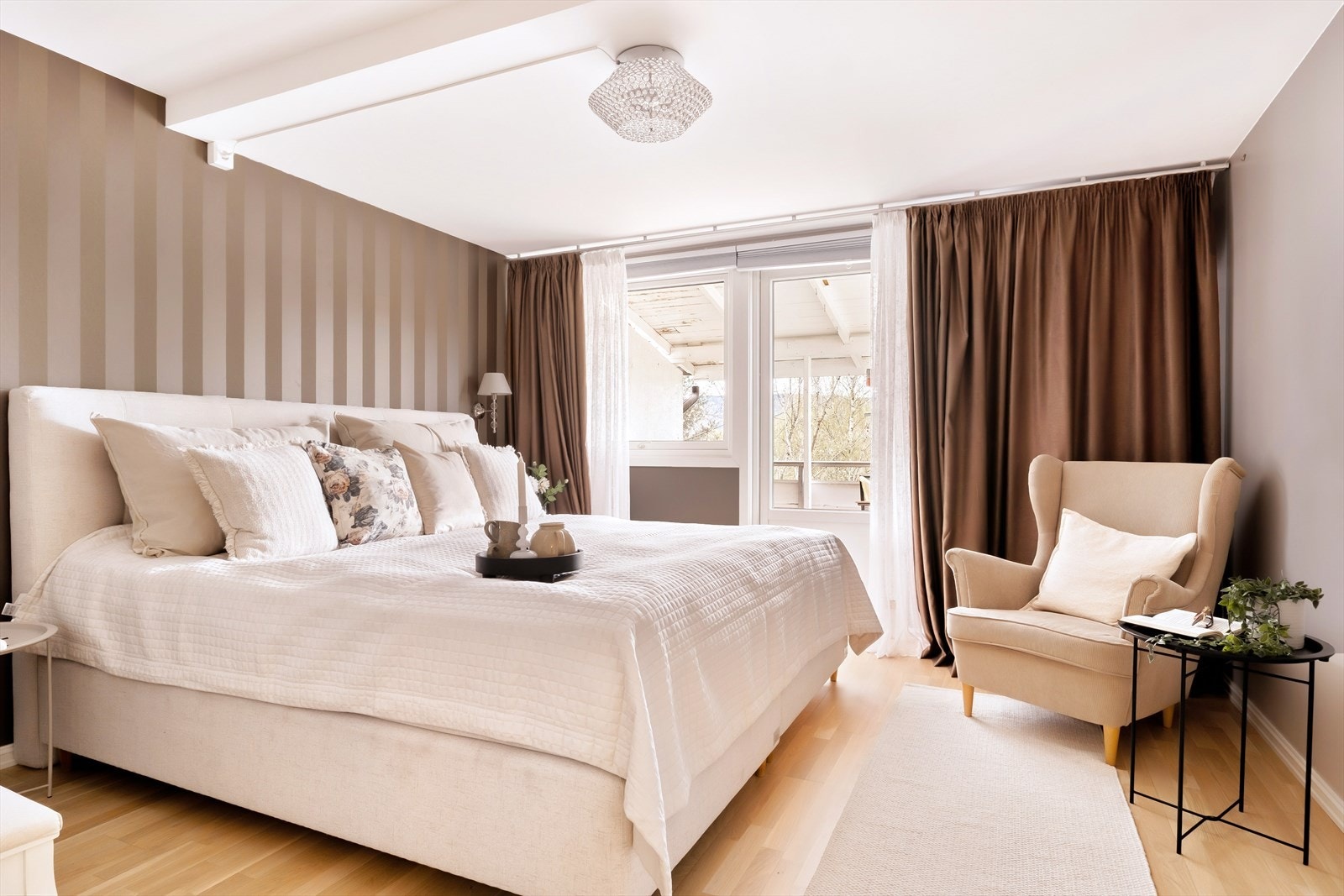 Hovedsoverommet utstråler en lun atmosfære med sin harmoniske fargepalett og gjennomtenkte detaljer. De store vindusflatene slipper inn rikelig med naturlig dagslys. Her kan du våkne opp til en flott utsikt og ta morgenkaffen direkte på balkongen Galleribilde
