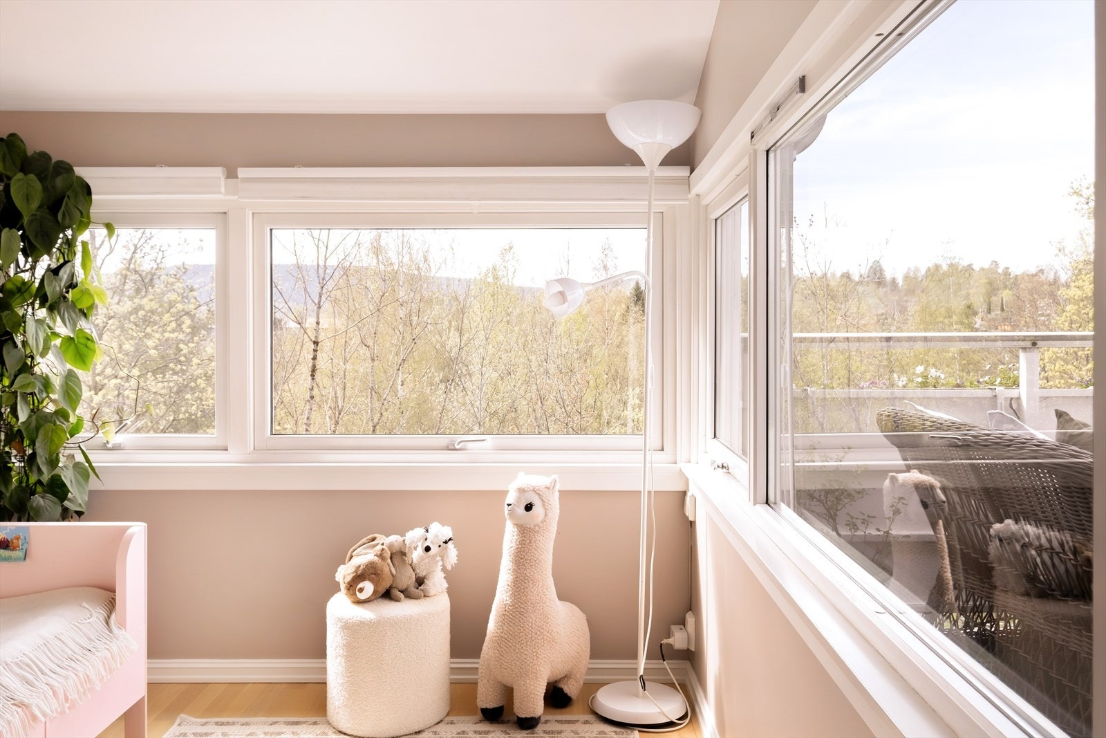 Dette rommet er i dag innredet som et koselig barnerom, med naturlig lys fra de store vindusflatene. Den dempede veggfargen skaper en rolig atmosfære, og de store vinduene rammer inn en herlig, grønn utsikt som gir rommet en luftig følelse Galleribilde