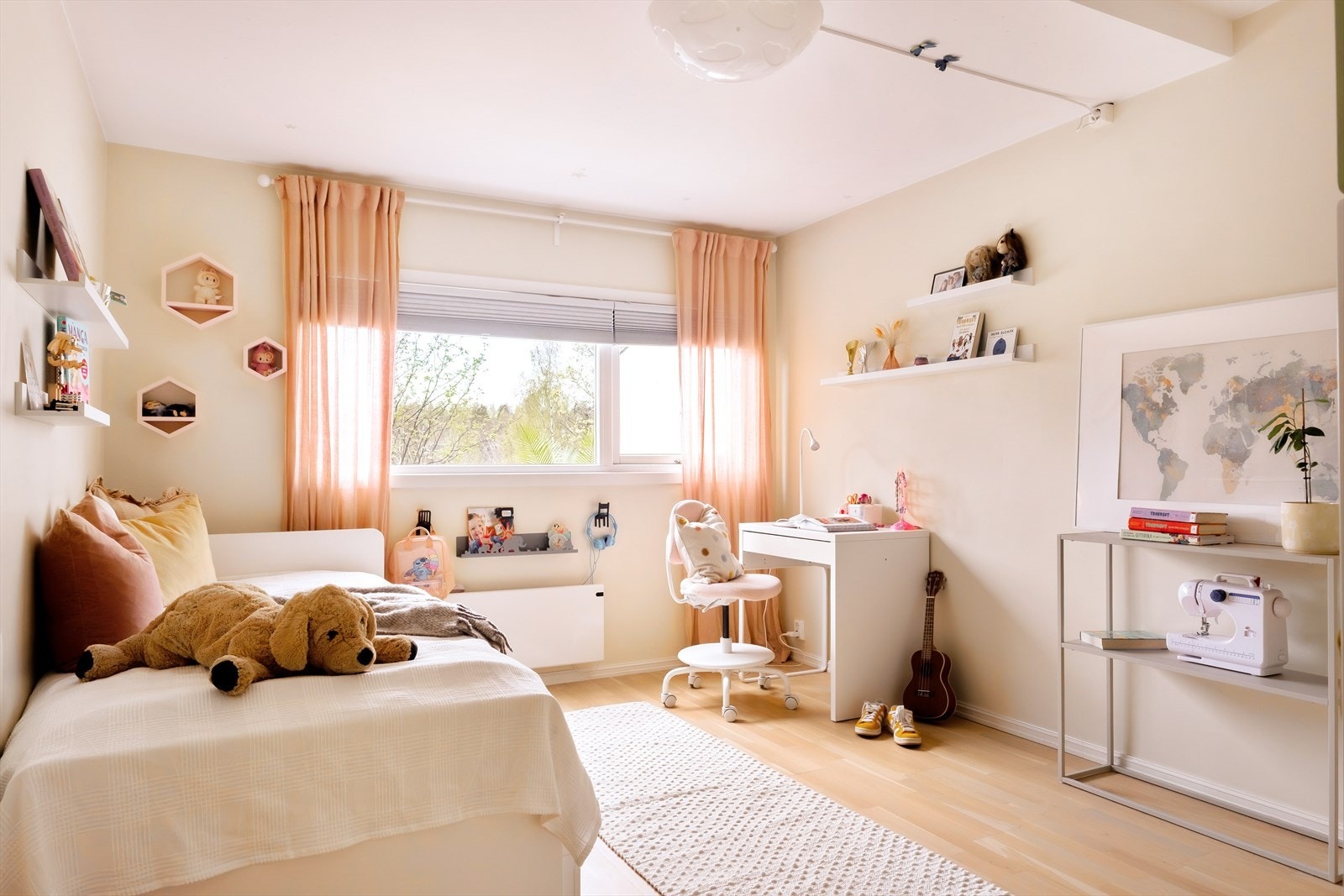Soverom nr. 2 fremstår som et lunt og innbydende rom. Store vinduer gir godt med dagslys og utsikt mot grøntområder. Rommet er i dag innredet som et barnerom med plass til både seng, skrivebord og rikelig med hylleplass for personlig preg Galleribilde