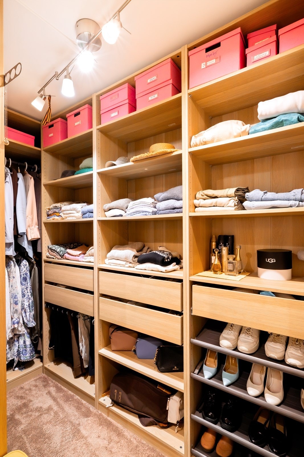 Romslig og velorganisert walk-in garderobe med rikelig oppbevaringsplass i hyller, skuffer og hengeløsninger - perfekt for en oversiktlig og ryddig hverdag Galleribilde