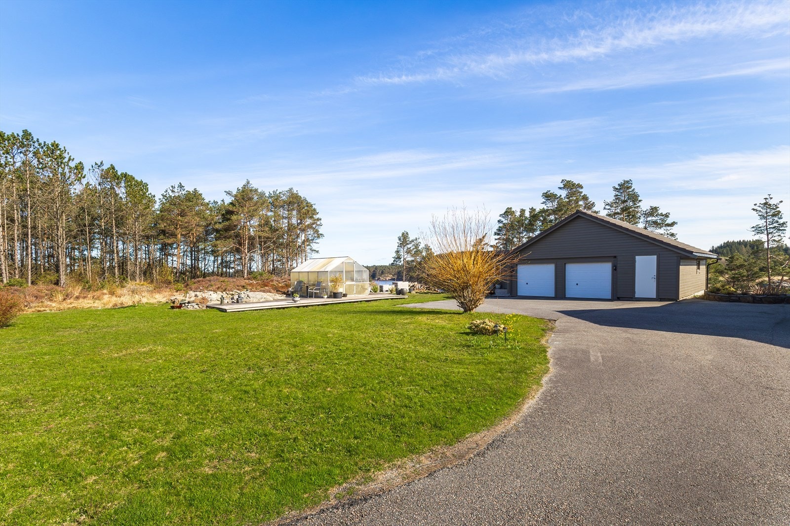 Gode parkeringsmuligheter på egen tomt. Galleribilde