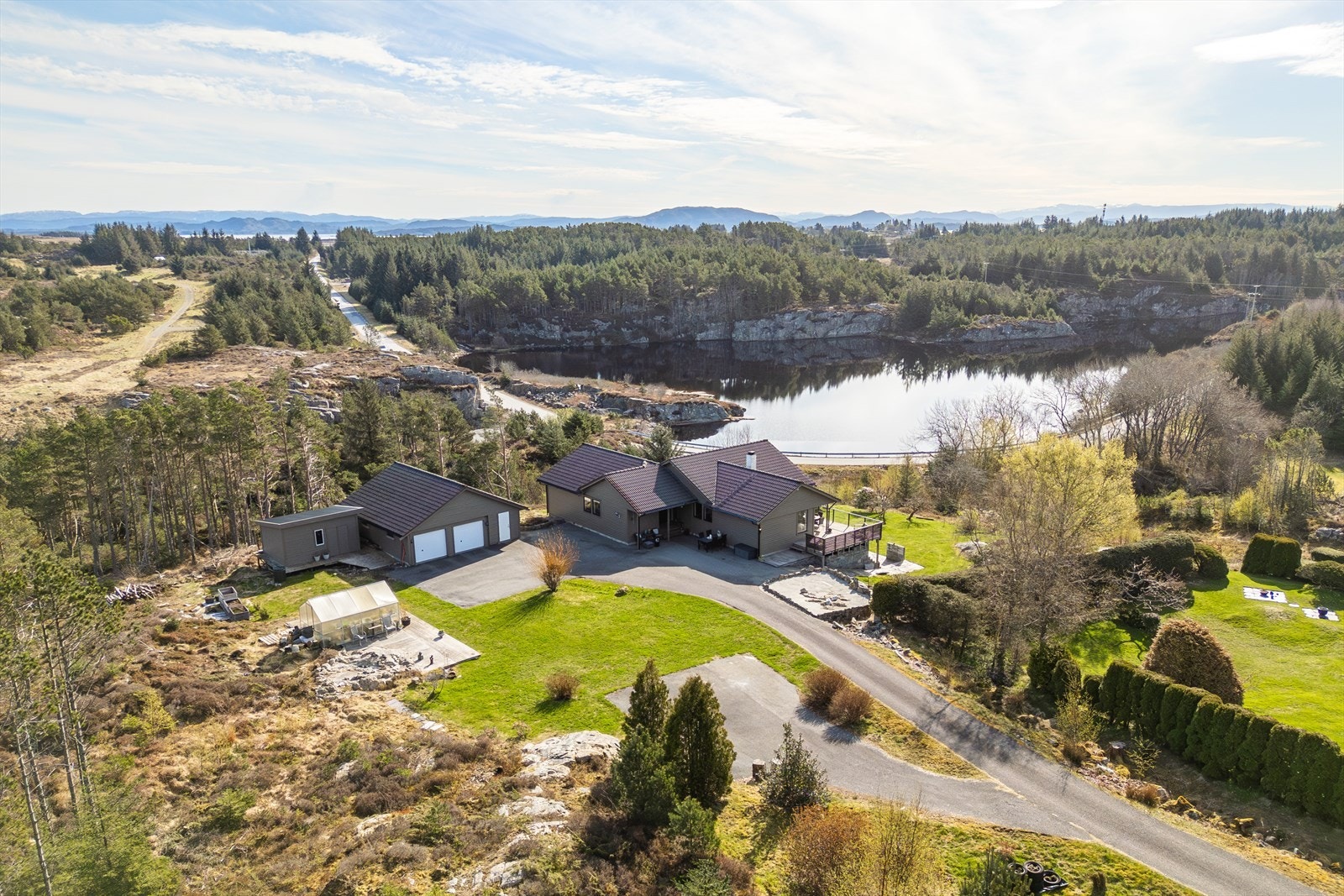 Boligen ligger skjermet til med lite gjennomgangstrafikk, noe som gir en fredelig atmosfære - perfekt for barnefamilier eller deg som ønsker rolige omgivelser. Galleribilde