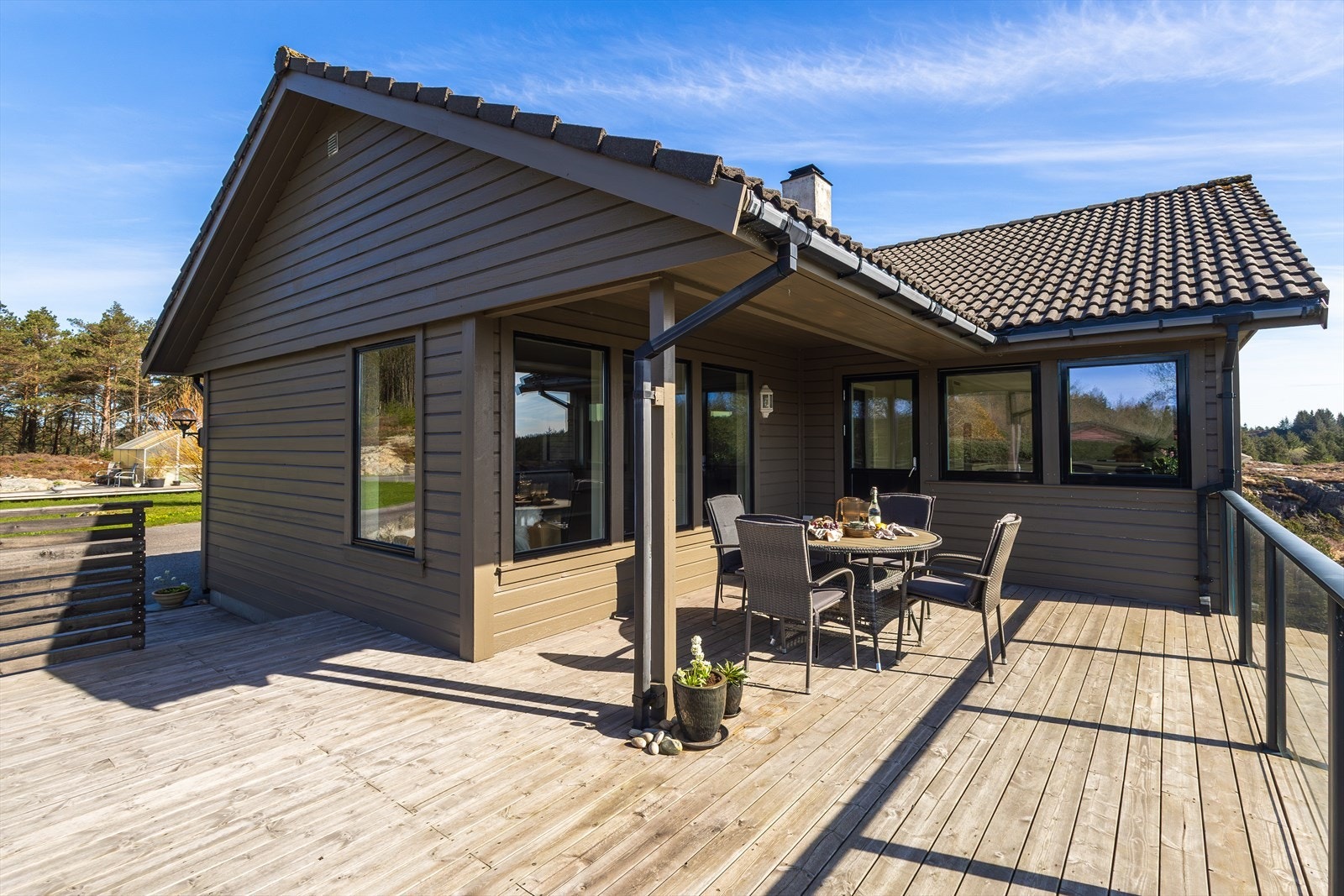 Boligen har flere fine uteområder som gjør at du kan bevege deg etter solen. Galleribilde