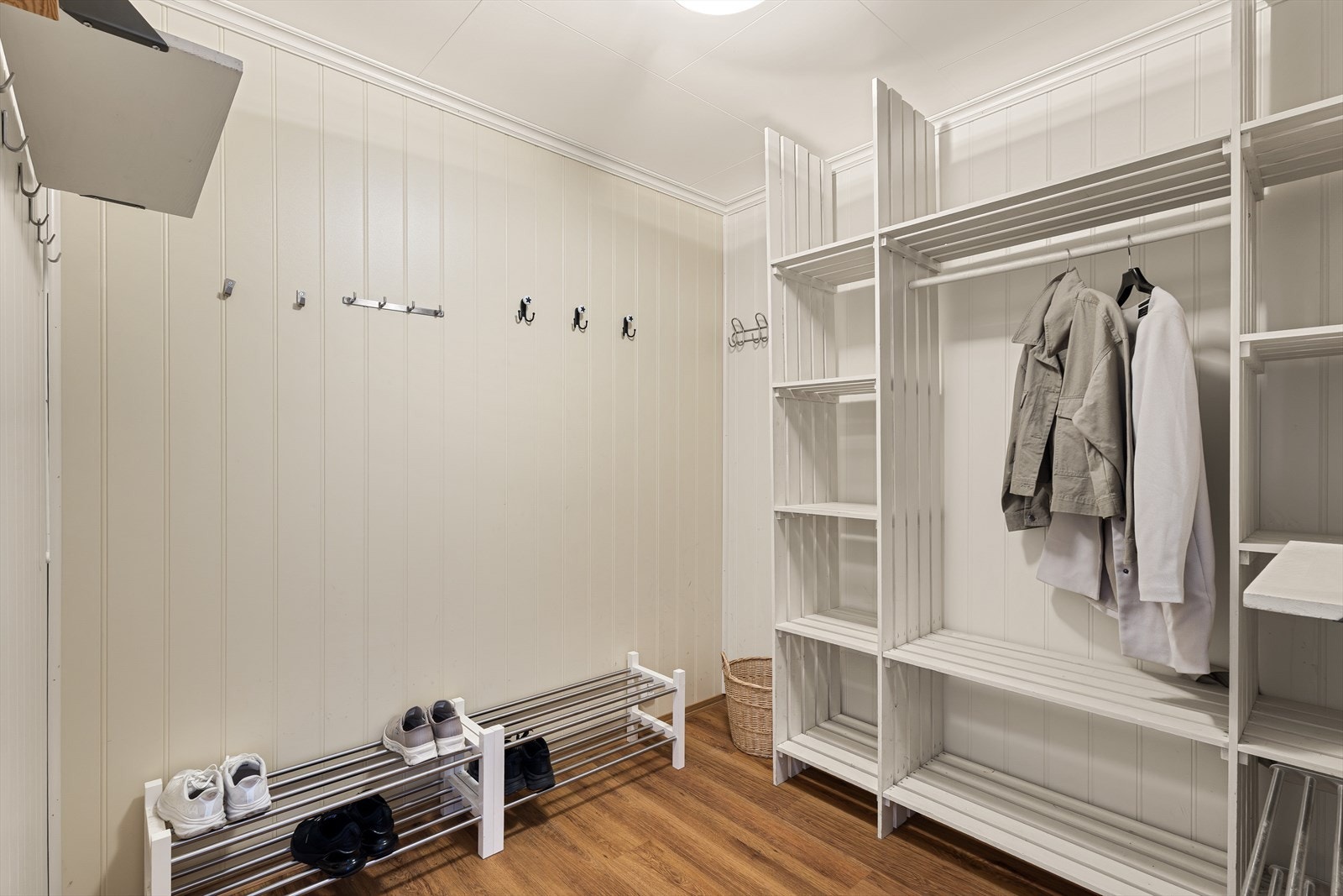 Stor og praktisk "walk in" garderobe like ved entrèen. Galleribilde