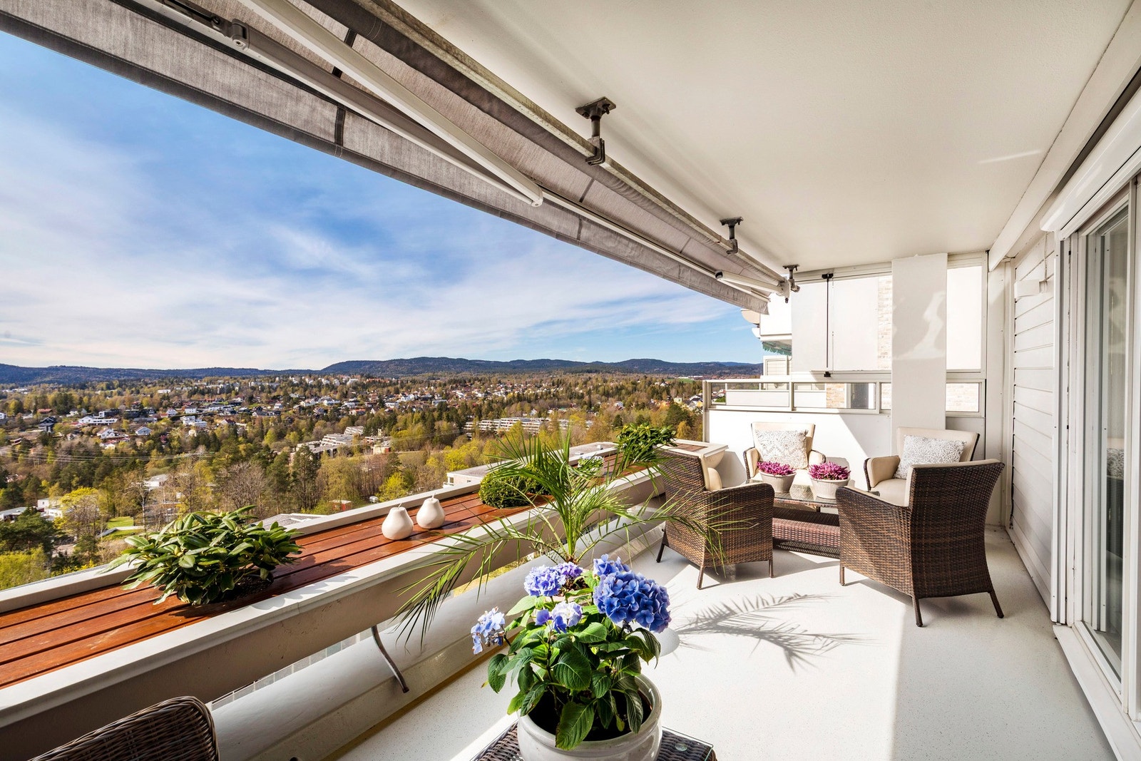 Solrik terrasse på 15 kvm med god plass til sittegrupper. Galleribilde