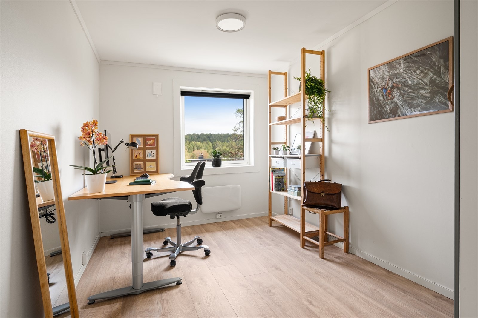 Det andre soverommet er også av god størrelse og benyttes i dag som et kontor. Galleribilde