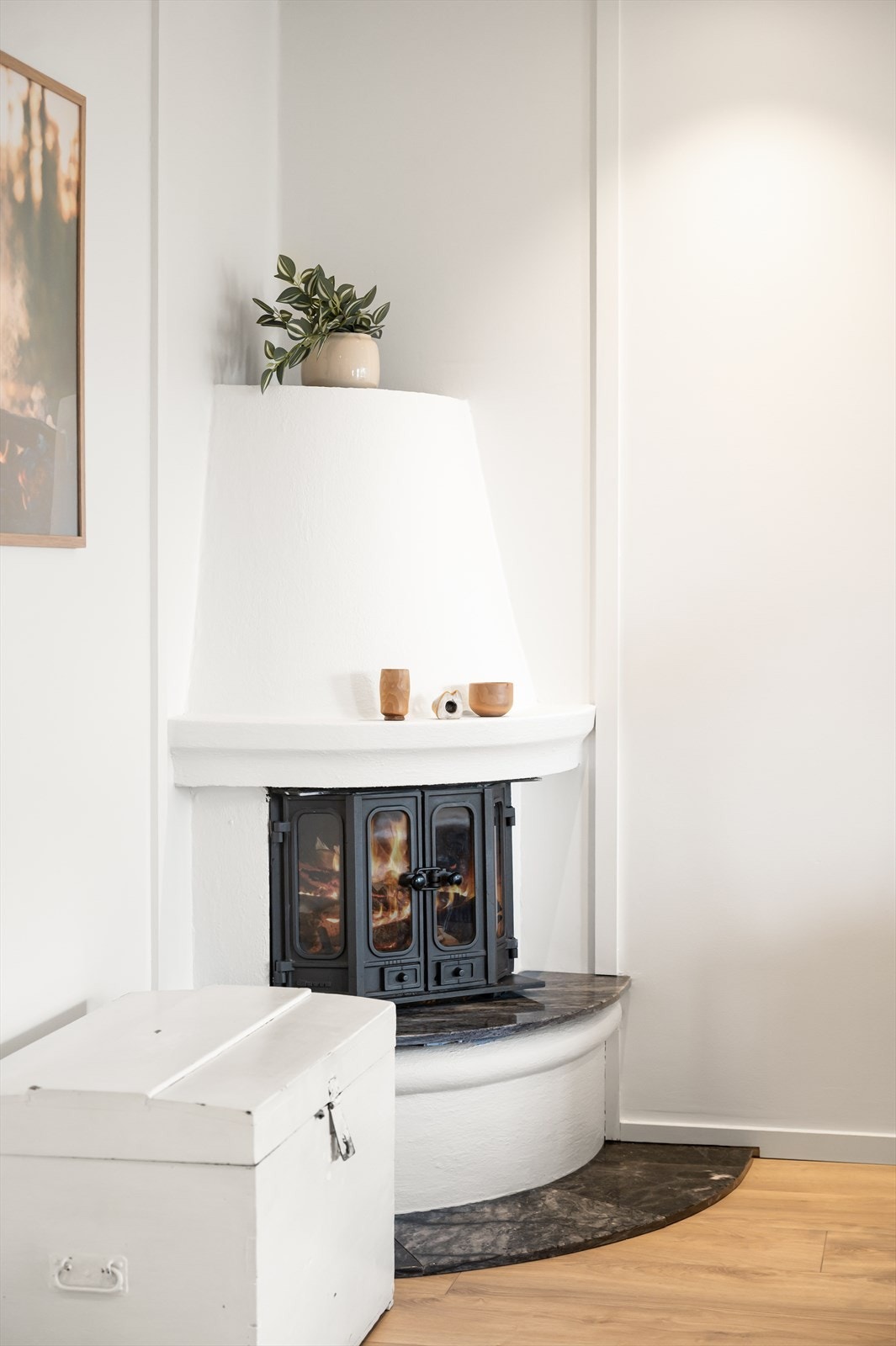 Det er montert peisovn for både varme og hygge på kalde dager. Galleribilde