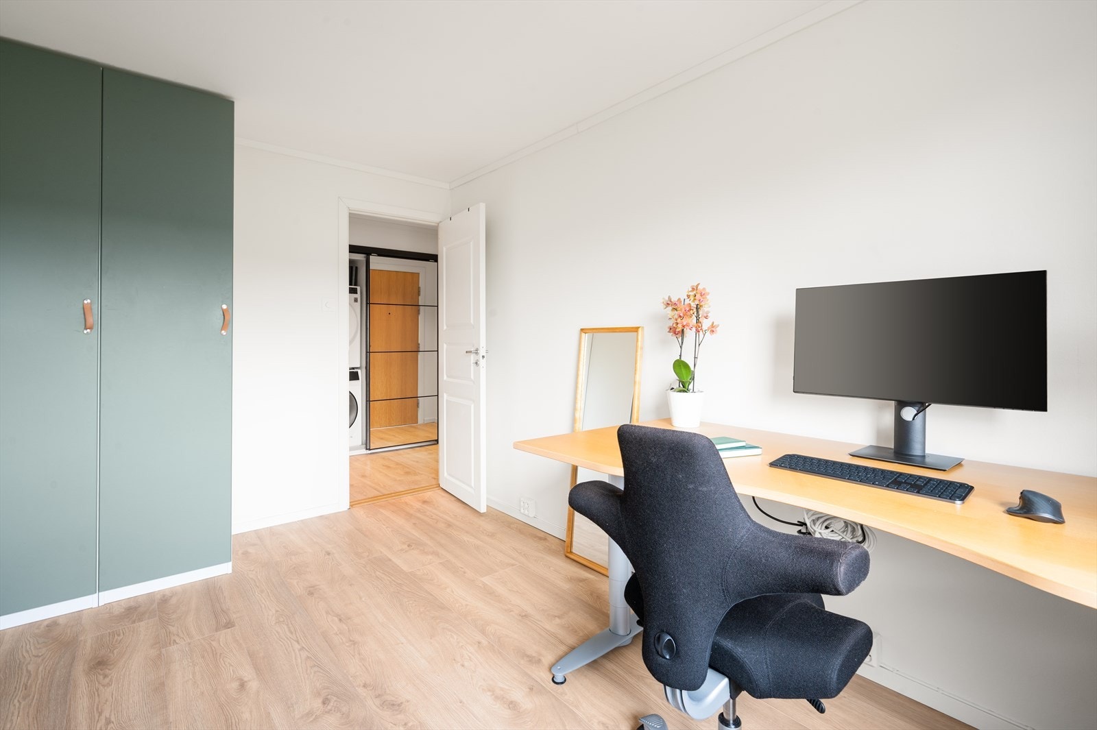 Her er det plass til seng, nattbord og tilhørende møblement. Dette rommet fungerer ypperlig som barnerom, gjesterom eller hjemmekontor. Galleribilde