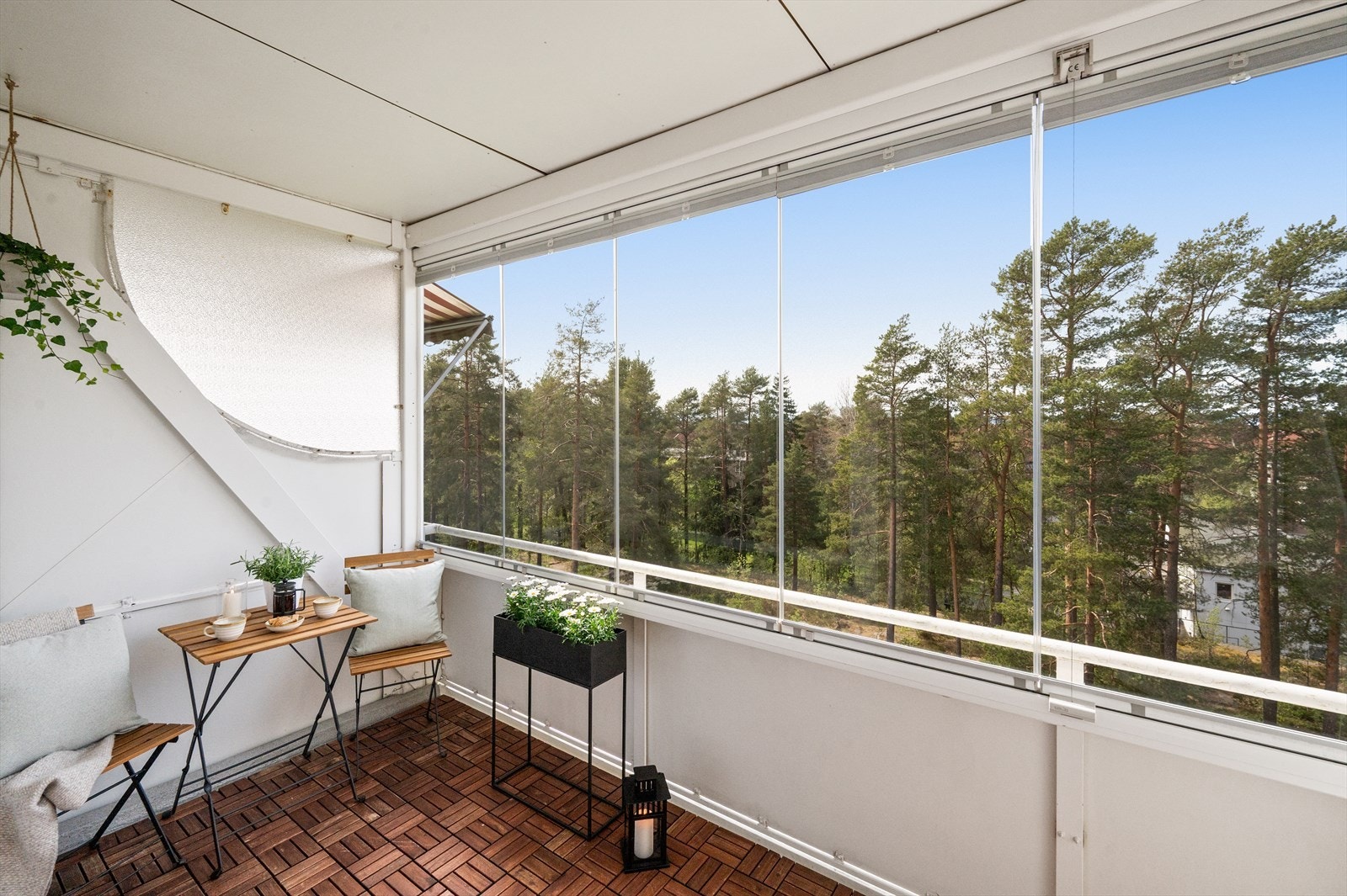Balkongen er på ca 9 m² og er innglasset. Galleribilde