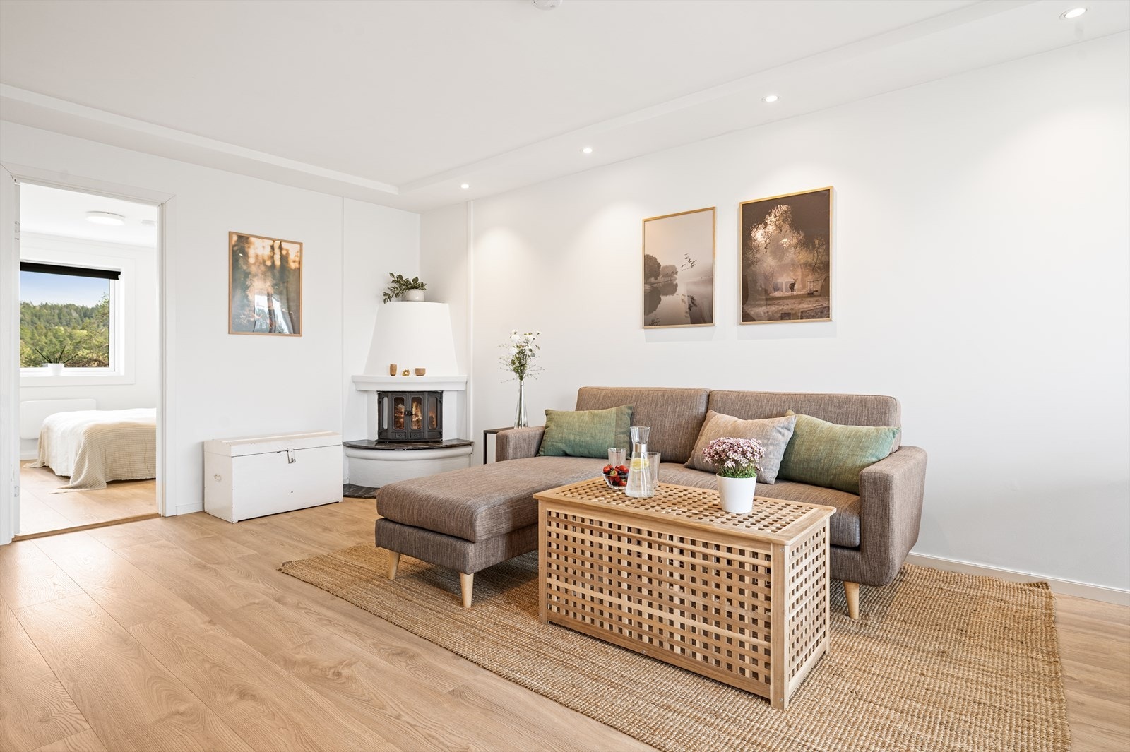 Boligens sosiale arena er lys og hyggelig med plass til sofa, en god lænestol eller et spisebord. Galleribilde