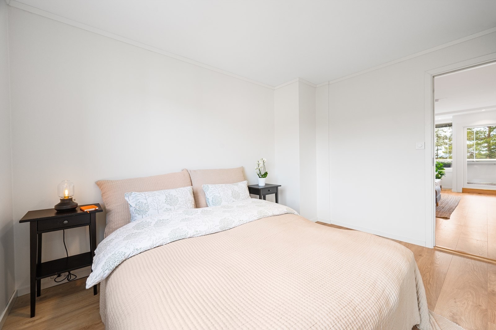 Fin plass til dobbeltseng, tilhørende møblement, nattbord, samt at rommet har en romslig garderobeløsning. Galleribilde