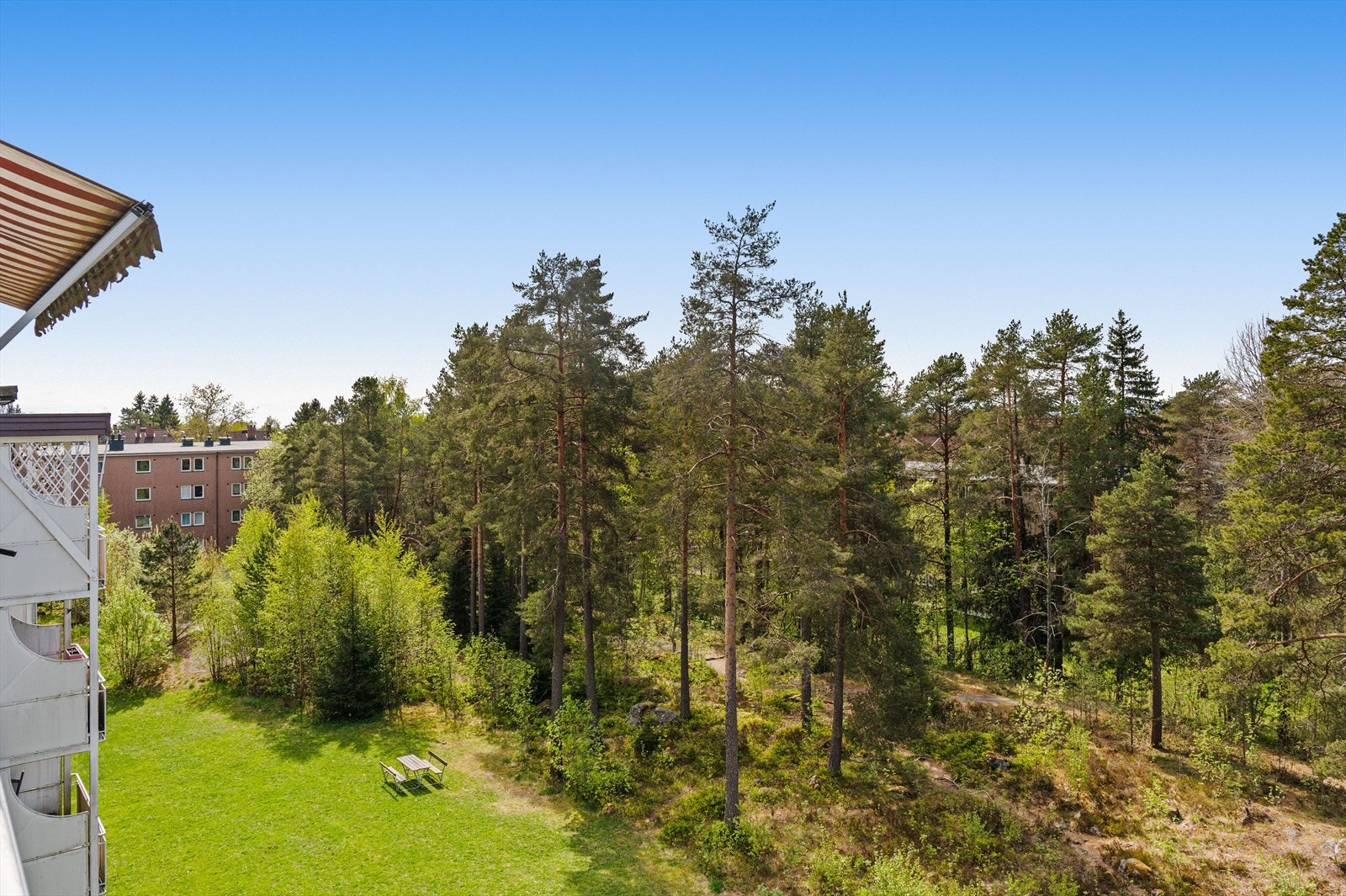 Nyt den avslappende atmosfæren på balkongen i fredelige omgivelser, perfekt for rolige kvelder eller dager! Galleribilde