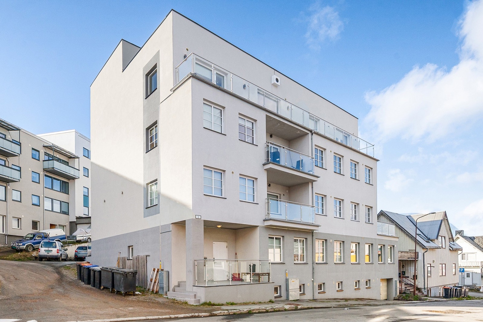 Tilbaketrukket fra hovedvei ligger leilighetsbygget i en rolig sentrumsgate Galleribilde