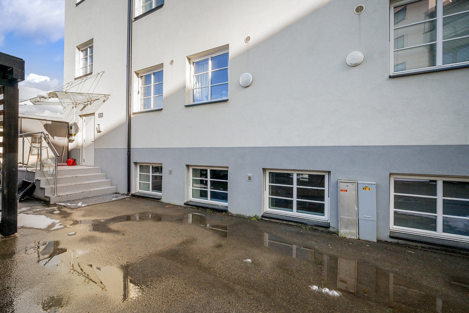 Inngangsparti på bakside av bygningen Galleribilde