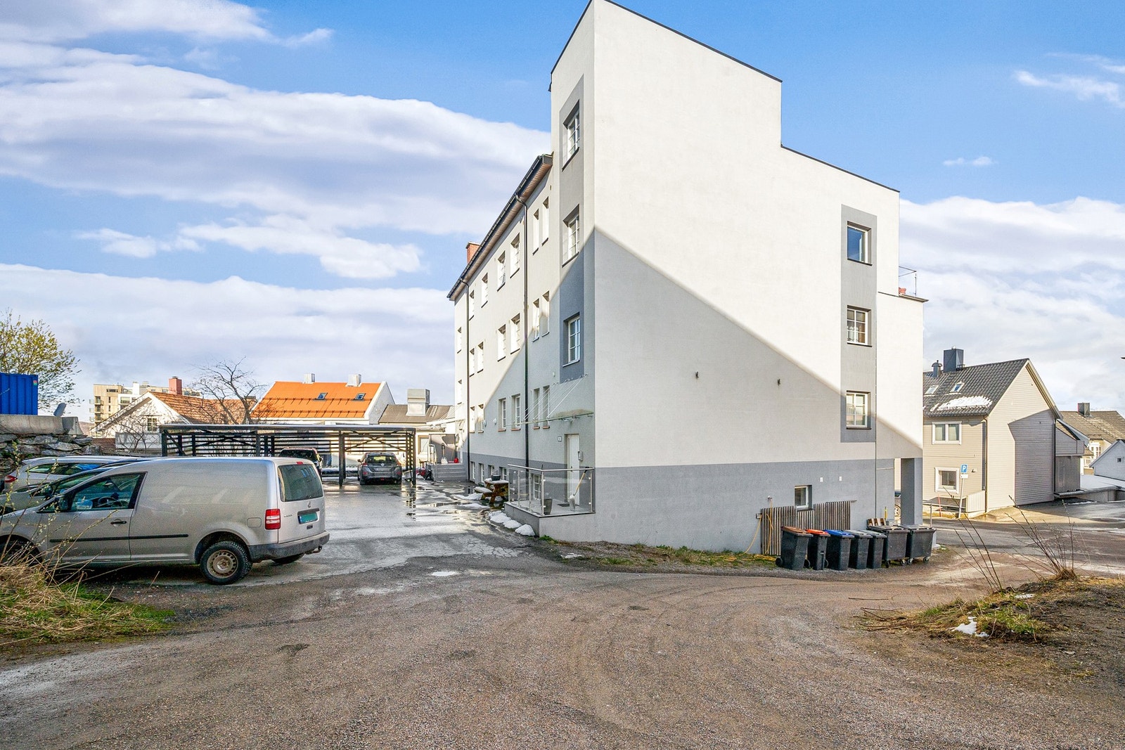 Leiligheten har tilhørende parkeringsplass i carport Galleribilde